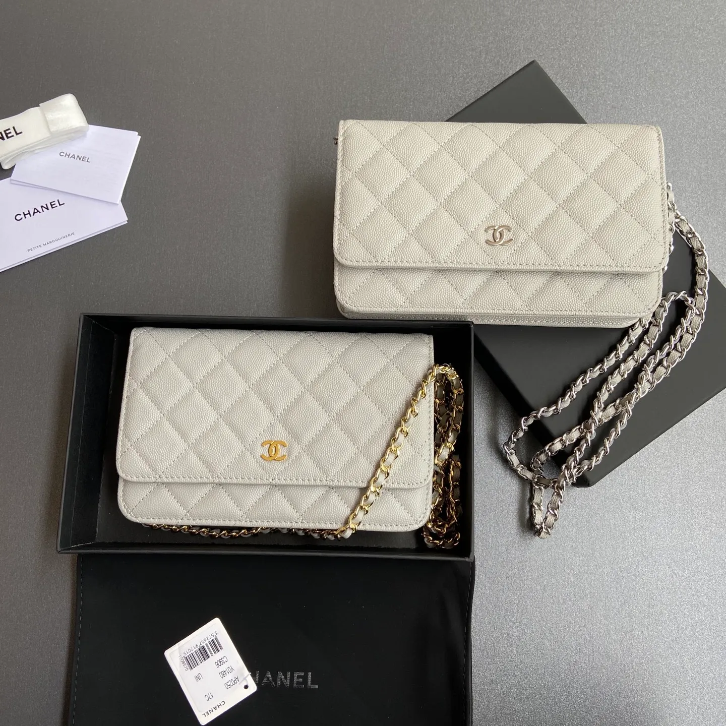 Xiaoxiang imported Italian grained calfskin Item No.: A0250 Price: 640 Size: w20×h13×d3.5cm Color: Light gray fine ball pattern steel mark Combination picture