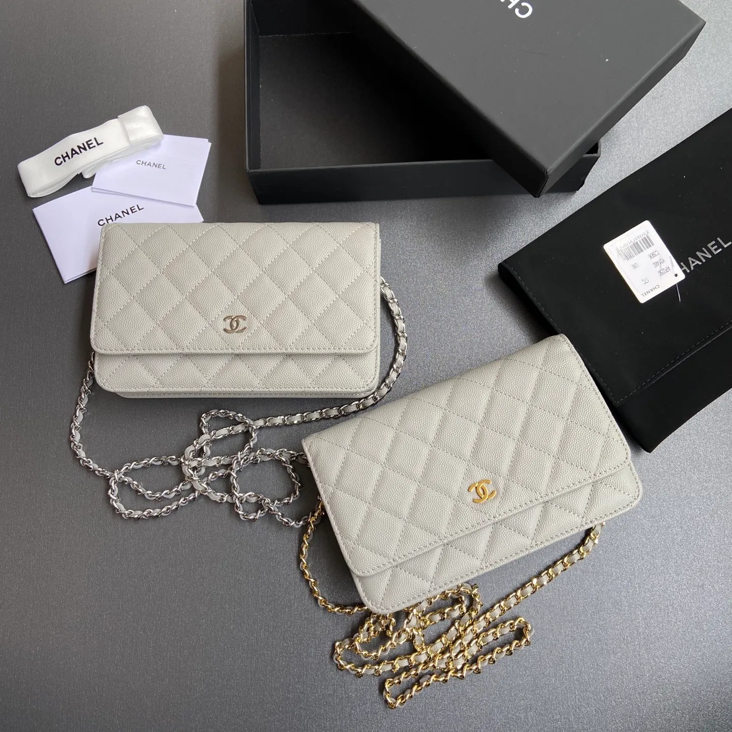 Xiaoxiang imported Italian grained calfskin Item No.: A0250 Price: 640 Size: w20×h13×d3.5cm Color: Light gray fine ball pattern steel mark Combination picture