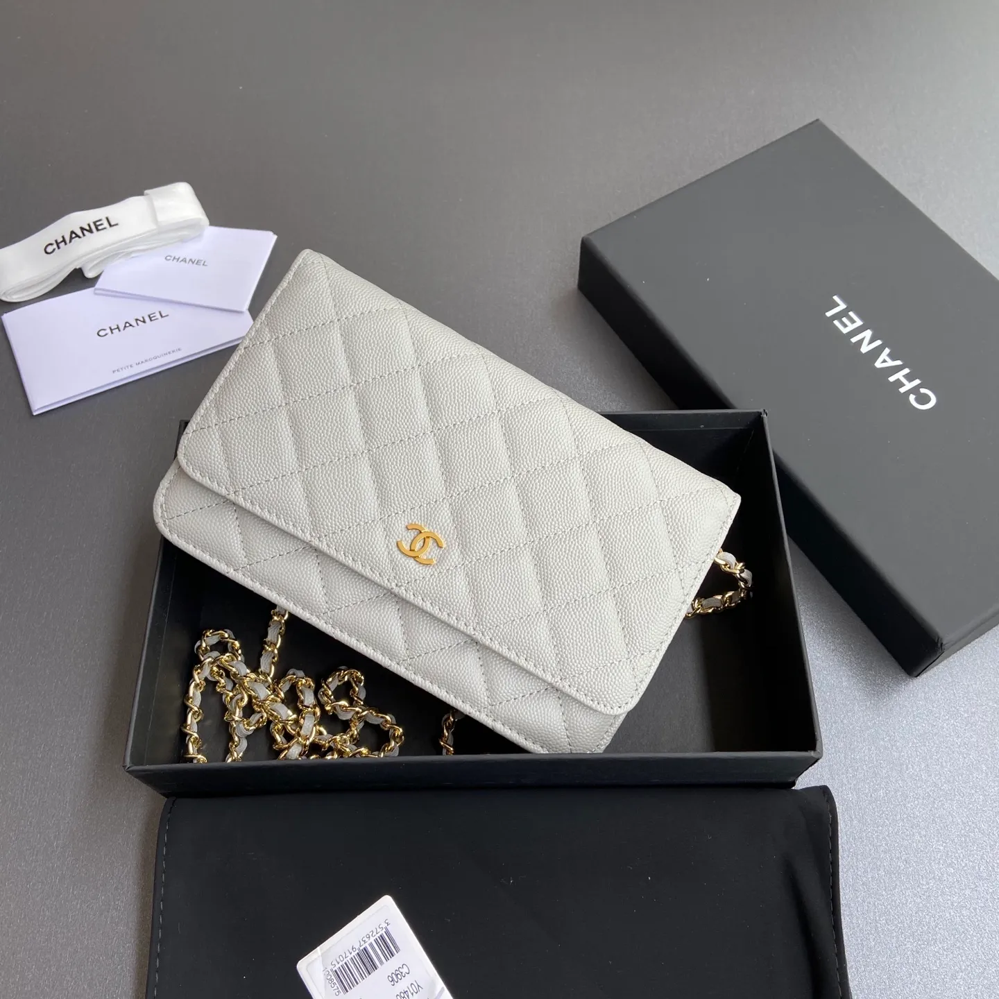Xiaoxiang imported Italian grained calfskin Item No.: A0250 Price: 640 Size: w20×h13×d3.5cm Color: Light gray fine ball pattern steel mark Combination picture