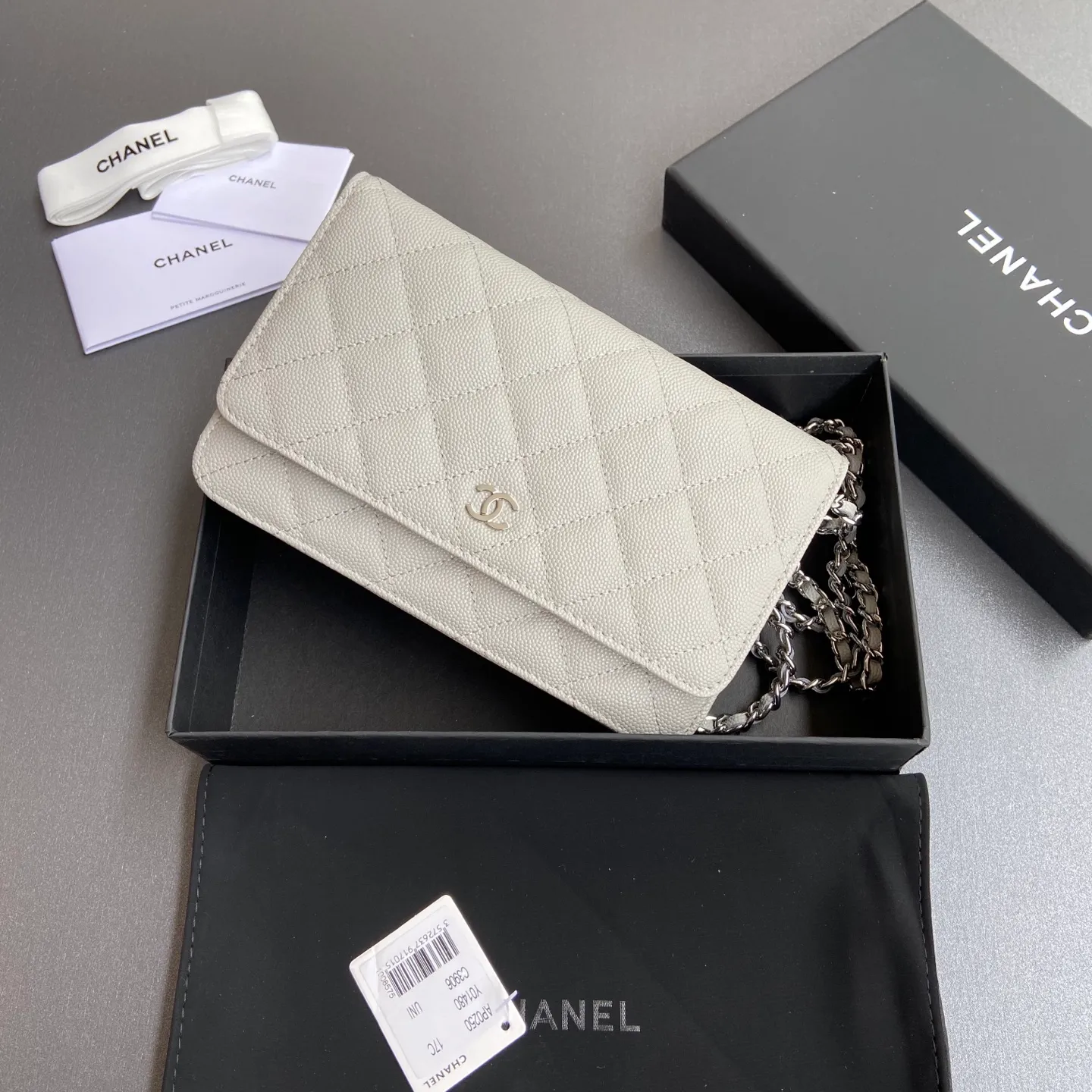 Xiaoxiang imported Italian grained calfskin Item No.: A0250 Price: 640 Size: w20×h13×d3.5cm Color: Light gray fine ball pattern steel mark Combination picture