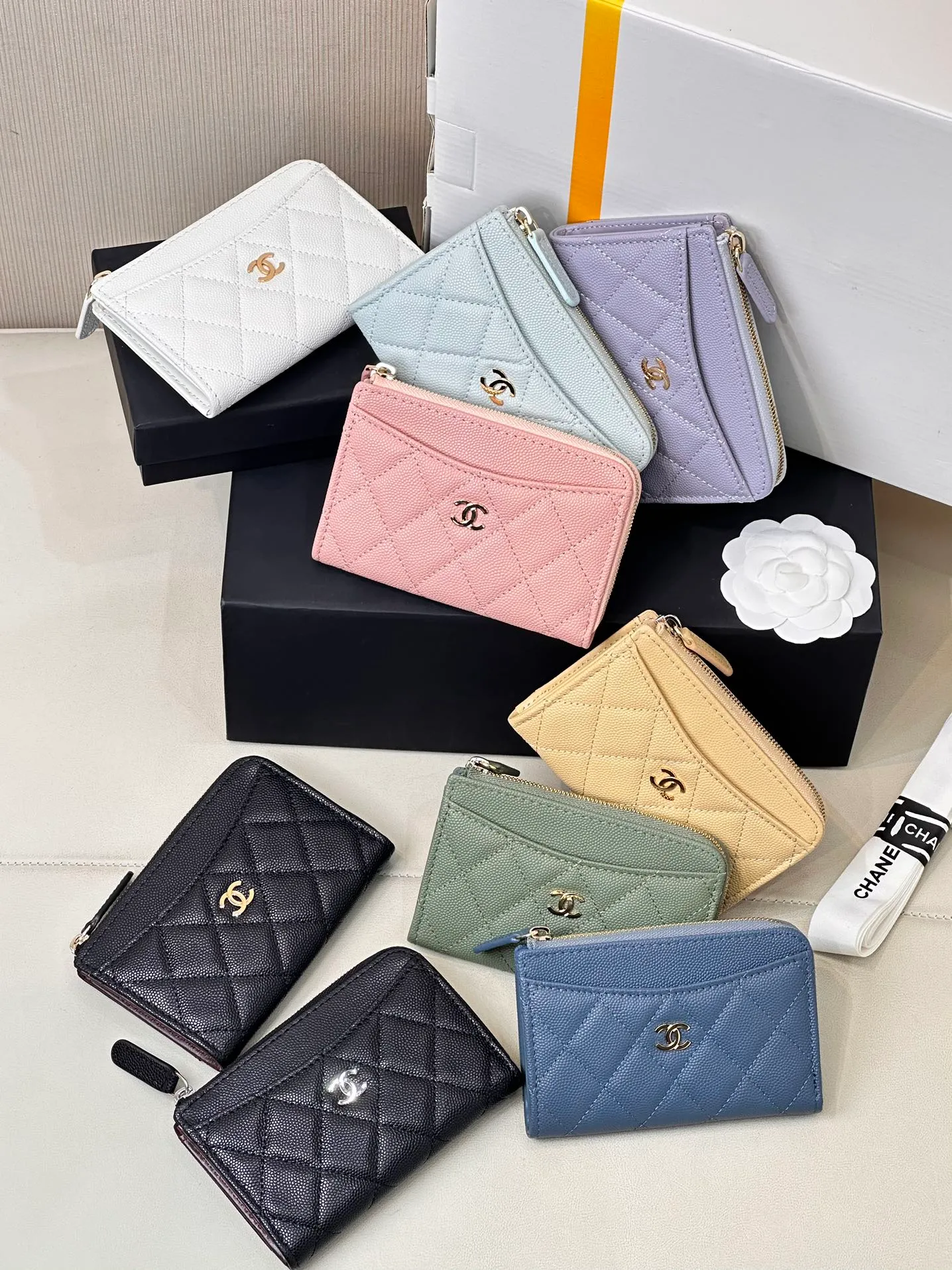 3179 Chane* L-shaped zipper coin purse This card holder is widely recognized as easy to use. Not only does it have a good capacity, it can easily put in banknotes when folded in half. The L-shaped opening is designed for easy access to change, and the outer layer can directly store commonly used credit cards and banknotes. It is thin, light and very convenient! These styles are all popular colors, classic and versatile, very attractive, and they are made of fine ball pattern material, which is softer, more delicate, durable and attractive! The whole bag is very delicate and compact, it is small and does not take up much space in the bag! I have always needed a coin card holder, and I can really keep this one for myself; the leather texture is incredible! Pure welfare item, why don’t you hurry up and pick up this kind of wool! ! ! Size: 13.5/9.5cm