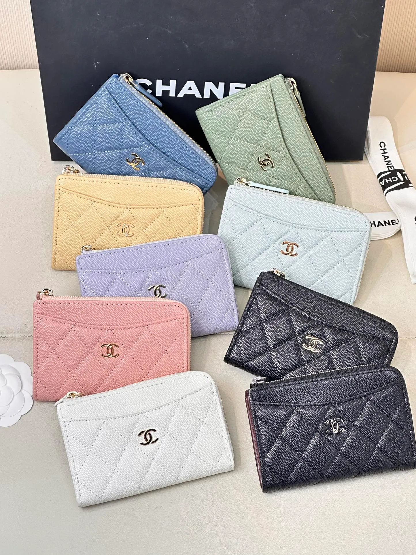 3179 Chane* L-shaped zipper coin purse This card holder is widely recognized as easy to use. Not only does it have a good capacity, it can easily put in banknotes when folded in half. The L-shaped opening is designed for easy access to change, and the outer layer can directly store commonly used credit cards and banknotes. It is thin, light and very convenient! These styles are all popular colors, classic and versatile, very attractive, and they are made of fine ball pattern material, which is softer, more delicate, durable and attractive! The whole bag is very delicate and compact, it is small and does not take up much space in the bag! I have always needed a coin card holder, and I can really keep this one for myself; the leather texture is incredible! Pure welfare item, why don’t you hurry up and pick up this kind of wool! ! ! Size: 13.5/9.5cm