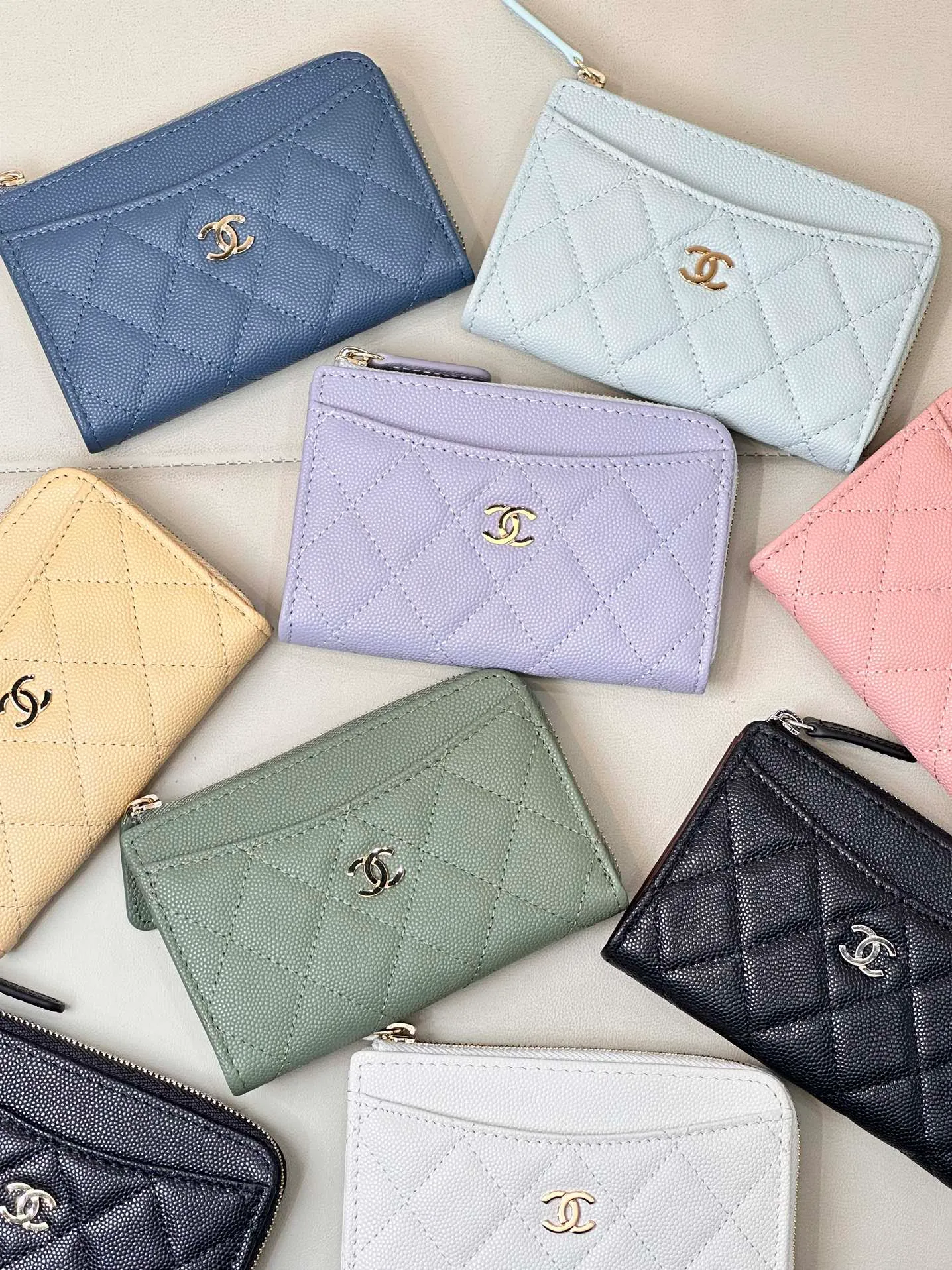 3179 Chane* L-shaped zipper coin purse This card holder is widely recognized as easy to use. Not only does it have a good capacity, it can easily put in banknotes when folded in half. The L-shaped opening is designed for easy access to change, and the outer layer can directly store commonly used credit cards and banknotes. It is thin, light and very convenient! These styles are all popular colors, classic and versatile, very attractive, and they are made of fine ball pattern material, which is softer, more delicate, durable and attractive! The whole bag is very delicate and compact, it is small and does not take up much space in the bag! I have always needed a coin card holder, and I can really keep this one for myself; the leather texture is incredible! Pure welfare item, why don’t you hurry up and pick up this kind of wool! ! ! Size: 13.5/9.5cm