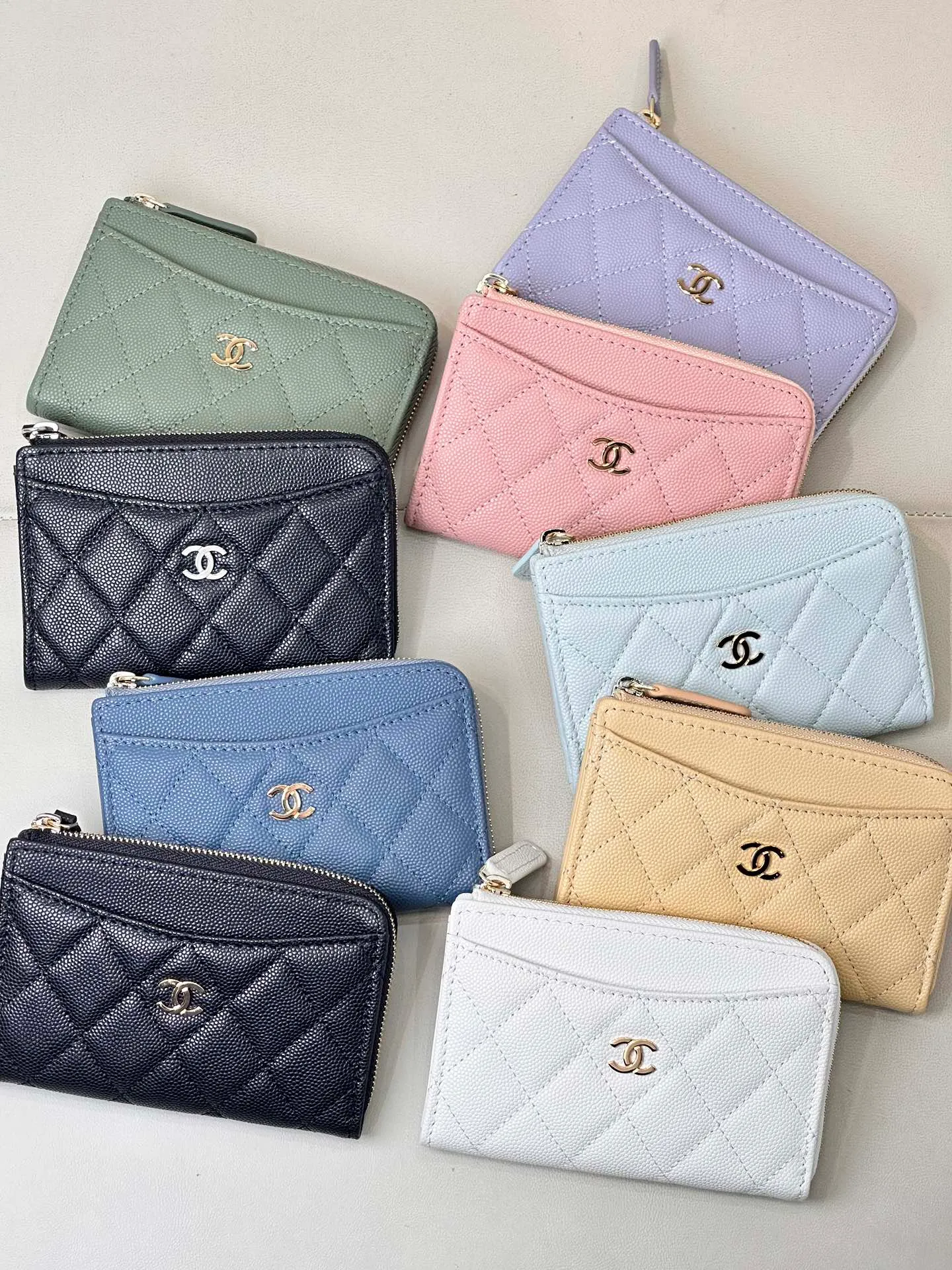 3179 Chane* L-shaped zipper coin purse This card holder is widely recognized as easy to use. Not only does it have a good capacity, it can easily put in banknotes when folded in half. The L-shaped opening is designed for easy access to change, and the outer layer can directly store commonly used credit cards and banknotes. It is thin, light and very convenient! These styles are all popular colors, classic and versatile, very attractive, and they are made of fine ball pattern material, which is softer, more delicate, durable and attractive! The whole bag is very delicate and compact, it is small and does not take up much space in the bag! I have always needed a coin card holder, and I can really keep this one for myself; the leather texture is incredible! Pure welfare item, why don’t you hurry up and pick up this kind of wool! ! ! Size: 13.5/9.5cm