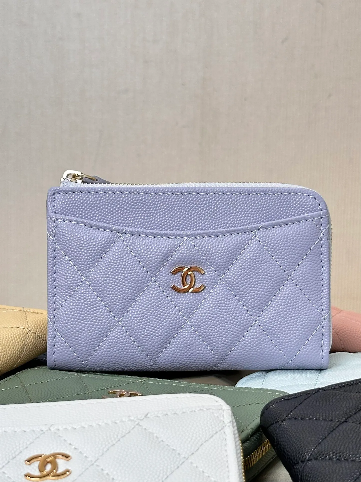 3179 Chane* L-shaped zipper coin purse This card holder is widely recognized as easy to use. Not only does it have a good capacity, it can easily put in banknotes when folded in half. The L-shaped opening is designed for easy access to change, and the outer layer can directly store commonly used credit cards and banknotes. It is thin, light and very convenient! These styles are all popular colors, classic and versatile, very attractive, and they are made of fine ball pattern material, which is softer, more delicate, durable and attractive! The whole bag is very delicate and compact, it is small and does not take up much space in the bag! I have always needed a coin card holder, and I can really keep this one for myself; the leather texture is incredible! Pure welfare item, why don’t you hurry up and pick up this kind of wool! ! ! Size: 13.5/9.5cm