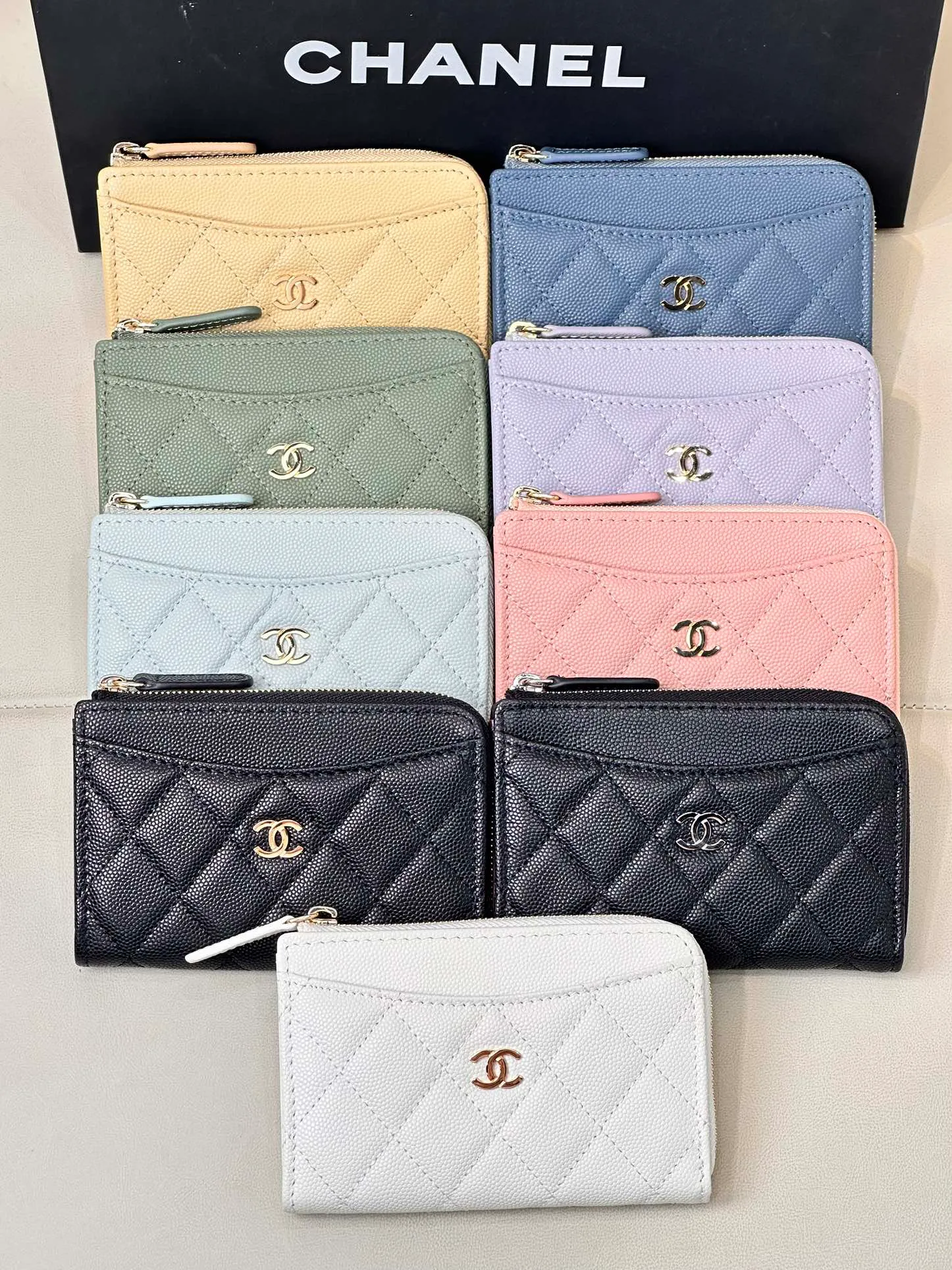 3179 Chane* L-shaped zipper coin purse This card holder is widely recognized as easy to use. Not only does it have a good capacity, it can easily put in banknotes when folded in half. The L-shaped opening is designed for easy access to change, and the outer layer can directly store commonly used credit cards and banknotes. It is thin, light and very convenient! These styles are all popular colors, classic and versatile, very attractive, and they are made of fine ball pattern material, which is softer, more delicate, durable and attractive! The whole bag is very delicate and compact, it is small and does not take up much space in the bag! I have always needed a coin card holder, and I can really keep this one for myself; the leather texture is incredible! Pure welfare item, why don’t you hurry up and pick up this kind of wool! ! ! Size: 13.5/9.5cm