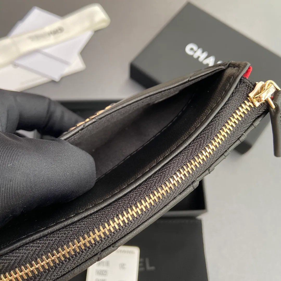 [Special grade hardware original leather] ¥340 Xiaoxiang small zipper bag card holder series Quilted card holder with iconic metal logo Gold tone metal hardware, special Italian imported leather 6 card slots, 1 small zipper bag No.: 3176 Black Sheep Gilt Size: w13×h9×2cm