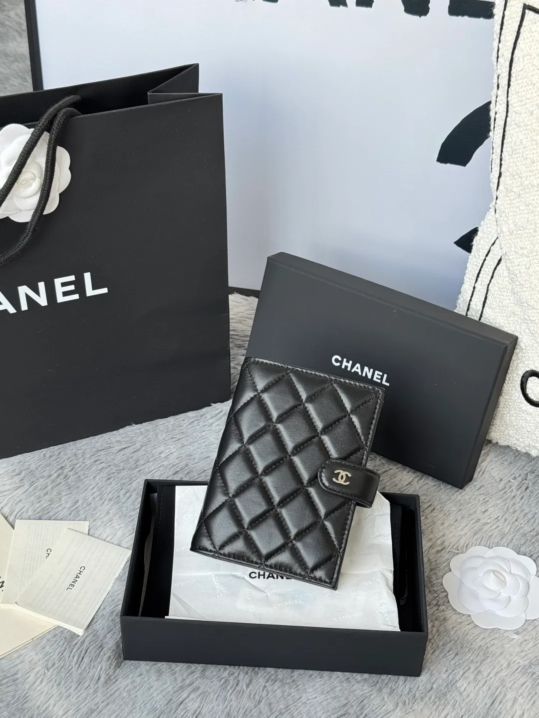 💰440💰4050 New product launched Passport wallet 2-in-1 passport holder that can hold cash, credit card and passport. CHANEL multi-functional passport holder, original quality imported lambskin production color as shown in the picture Exclusive real shot This design may also enter the classic series in the future Style number: AP6392 Size: 15*10*3cm.