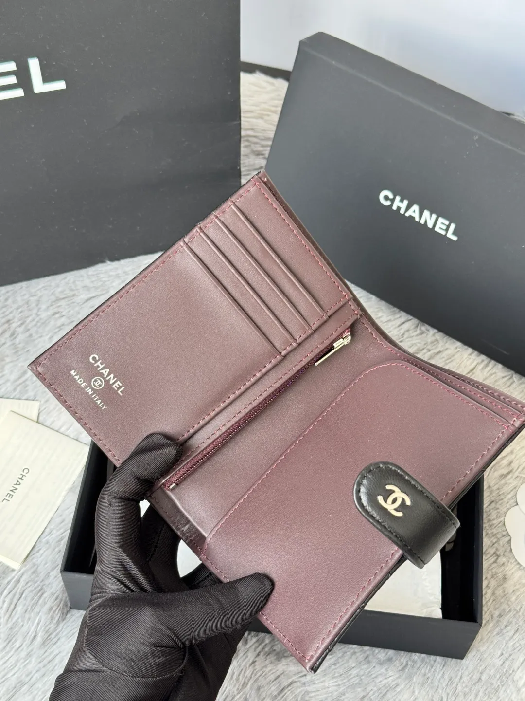 💰440💰4050 New product launched Passport wallet 2-in-1 passport holder that can hold cash, credit card and passport. CHANEL multi-functional passport holder, original quality imported lambskin production color as shown in the picture Exclusive real shot This design may also enter the classic series in the future Style number: AP6392 Size: 15*10*3cm.