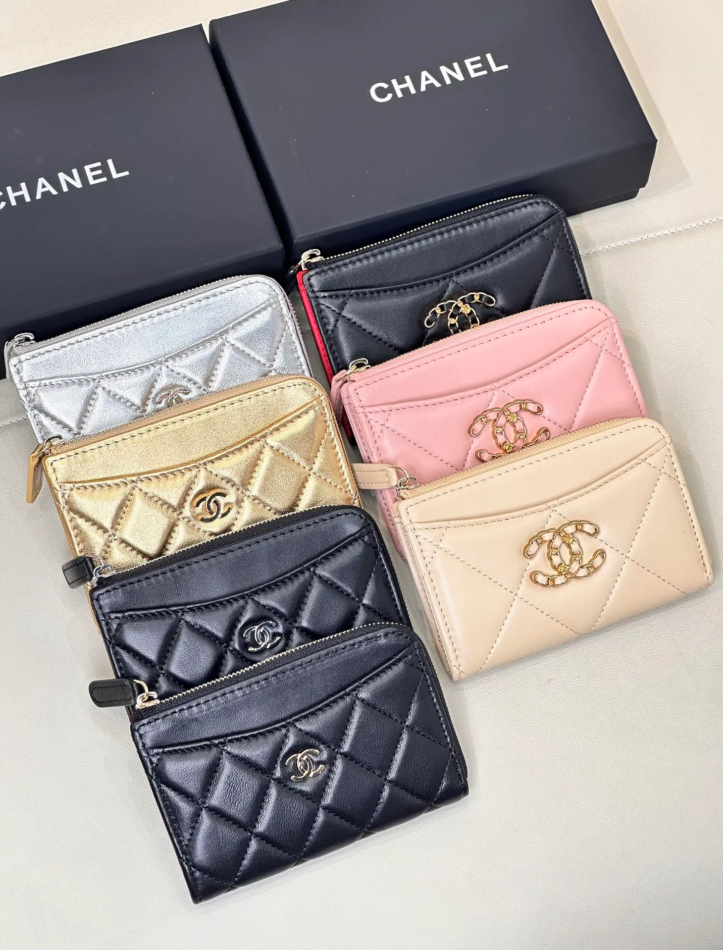 3176/3179 Chane*L-shaped zipper coin purse This card holder is widely recognized as easy to use. Not only does it have a good capacity, it can easily put in banknotes when folded in half. The L-shaped opening is designed for easy access to change, and the outer layer can directly store commonly used credit cards and tickets. It is thin, light and very convenient! These models are all popular colors, classic and versatile, very attractive, and they are made of lambskin, which is softer, more delicate, durable and attractive! The whole bag is very delicate and compact, it is small and does not take up much space in the bag! I have always needed a coin card holder, and I can really keep this one for myself; the leather texture is incredible! Pure welfare item, why don’t you hurry up and pick up this kind of wool! ! ! Size: 13.5/9.5cm