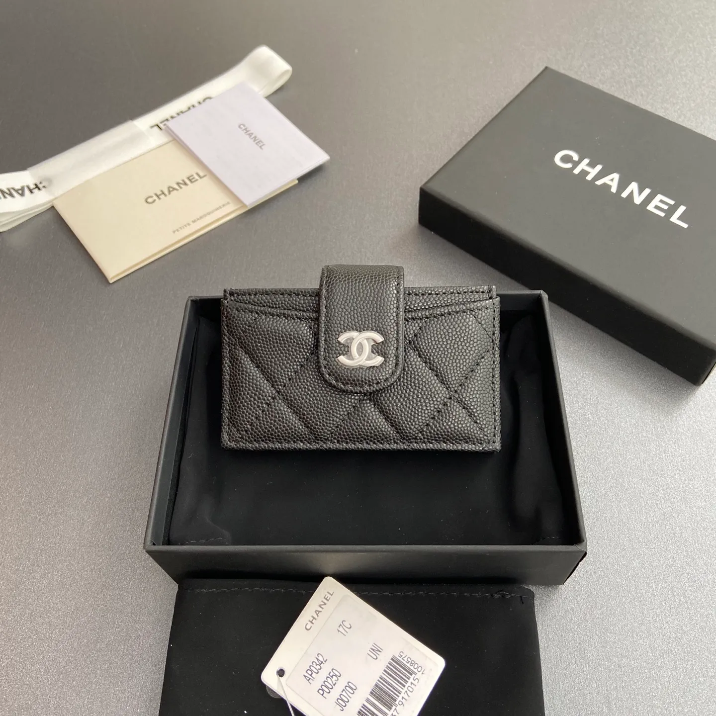 [Special grade hardware original leather] ¥400 Small fragrant organ multi-card slot card holder series with iconic metal logo Silver tone metal hardware, special Italian imported leather 6 card slots No.: 0342 Black fine ball pattern silver steel mark Size: w10×h6×2cm