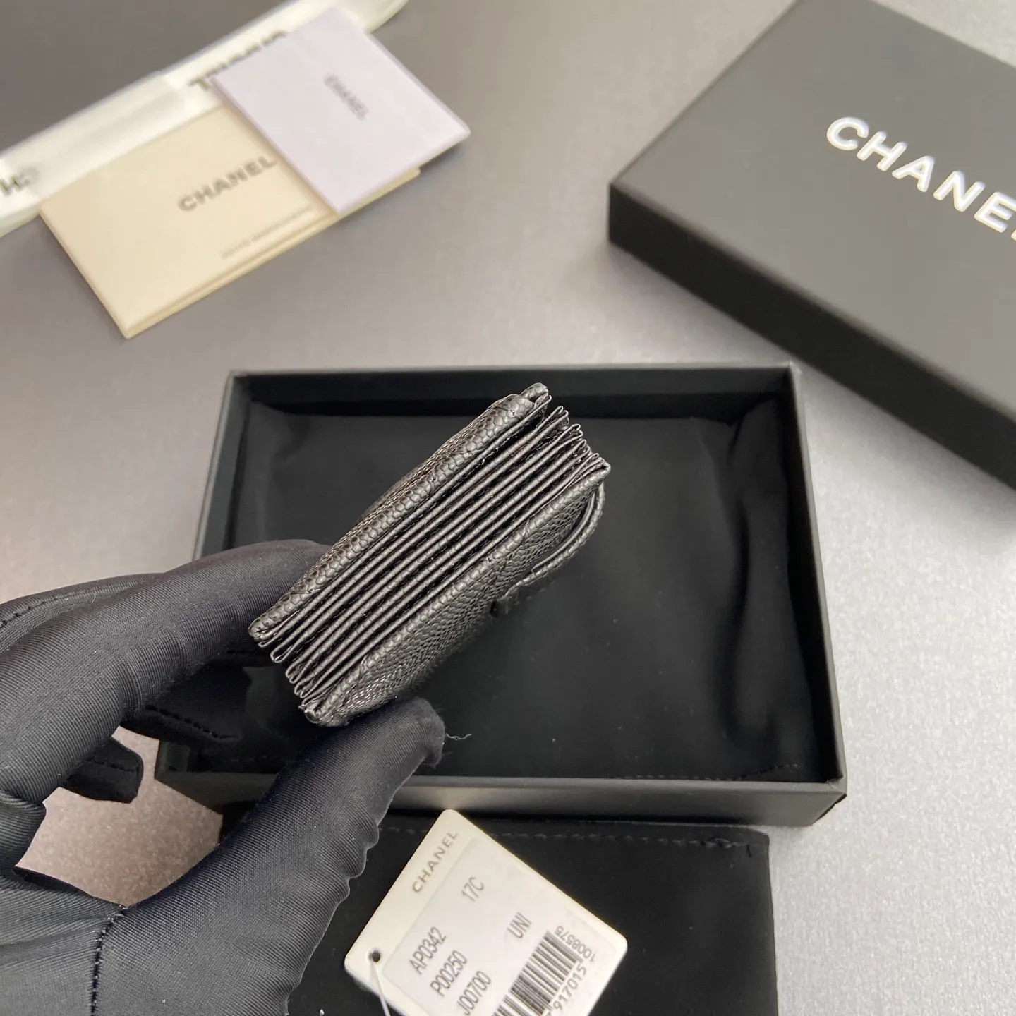 [Special grade hardware original leather] ¥400 Small fragrant organ multi-card slot card holder series with iconic metal logo Silver tone metal hardware, special Italian imported leather 6 card slots No.: 0342 Black fine ball pattern silver steel mark Size: w10×h6×2cm