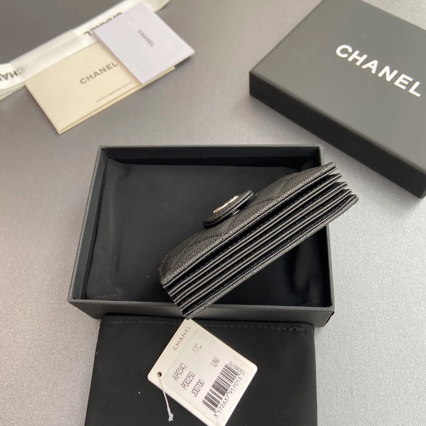 [Special grade hardware original leather] ¥400 Small fragrant organ multi-card slot card holder series with iconic metal logo Silver tone metal hardware, special Italian imported leather 6 card slots No.: 0342 Black fine ball pattern silver steel mark Size: w10×h6×2cm