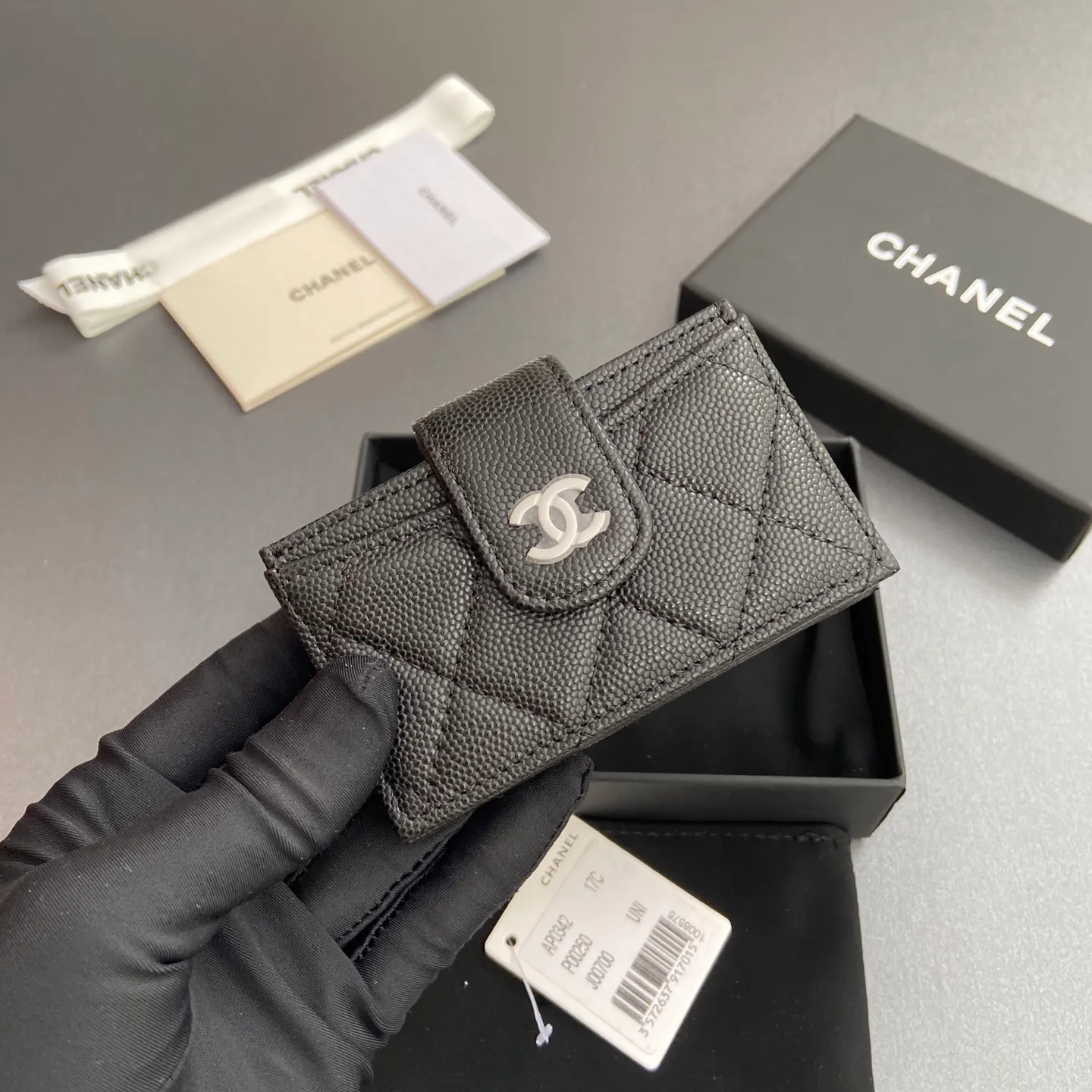 [Special grade hardware original leather] ¥400 Small fragrant organ multi-card slot card holder series with iconic metal logo Silver tone metal hardware, special Italian imported leather 6 card slots No.: 0342 Black fine ball pattern silver steel mark Size: w10×h6×2cm