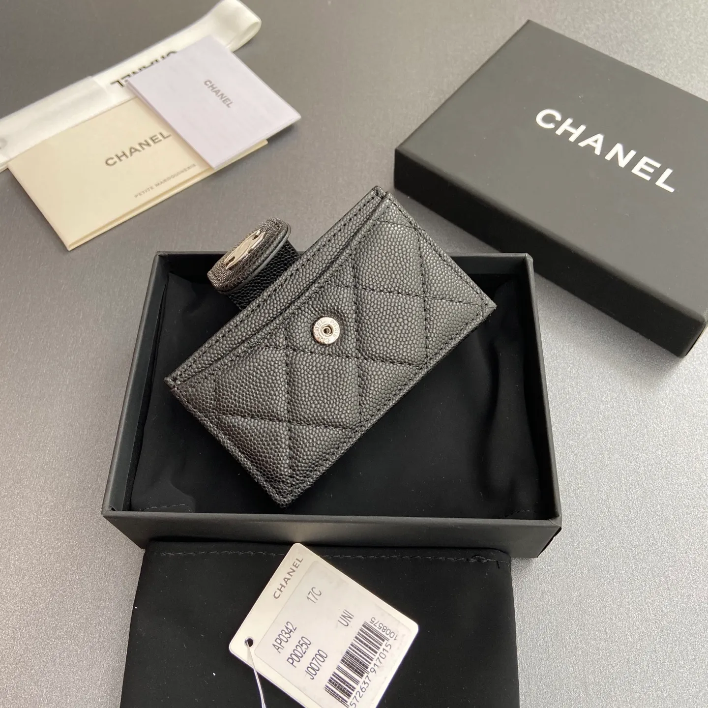 [Special grade hardware original leather] ¥400 Small fragrant organ multi-card slot card holder series with iconic metal logo Silver tone metal hardware, special Italian imported leather 6 card slots No.: 0342 Black fine ball pattern silver steel mark Size: w10×h6×2cm