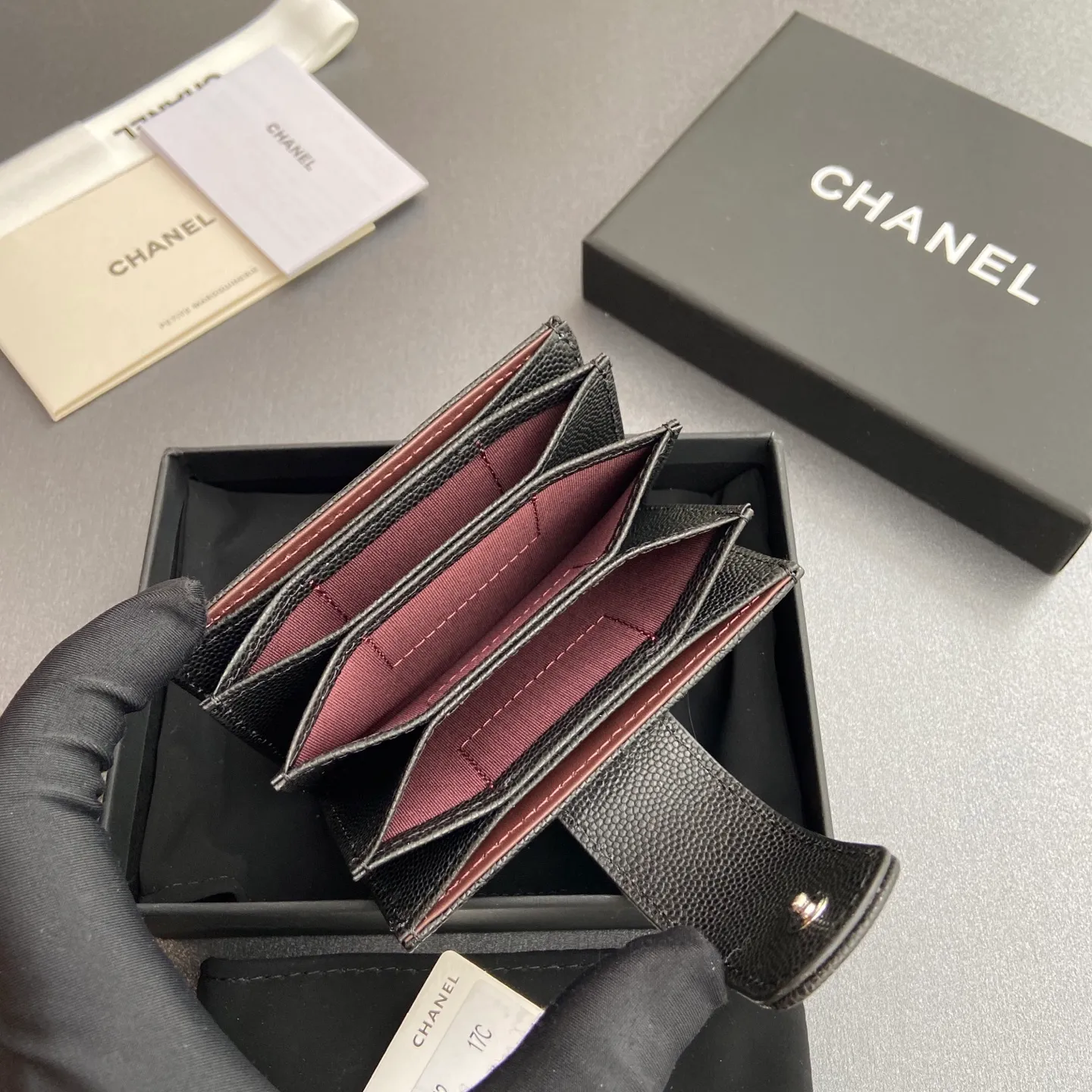 [Special grade hardware original leather] ¥400 Small fragrant organ multi-card slot card holder series with iconic metal logo Silver tone metal hardware, special Italian imported leather 6 card slots No.: 0342 Black fine ball pattern silver steel mark Size: w10×h6×2cm