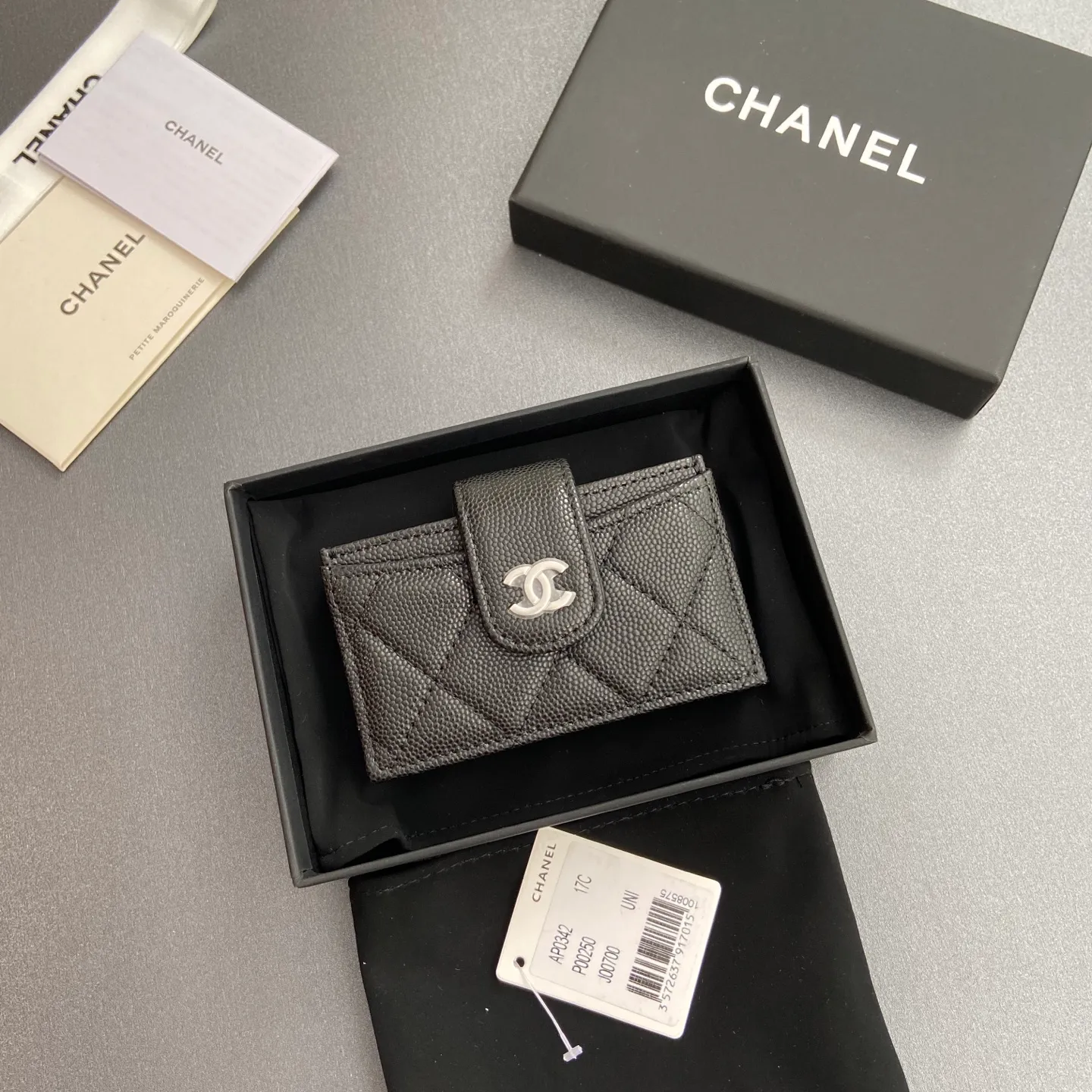 [Special grade hardware original leather] ¥400 Small fragrant organ multi-card slot card holder series with iconic metal logo Silver tone metal hardware, special Italian imported leather 6 card slots No.: 0342 Black fine ball pattern silver steel mark Size: w10×h6×2cm