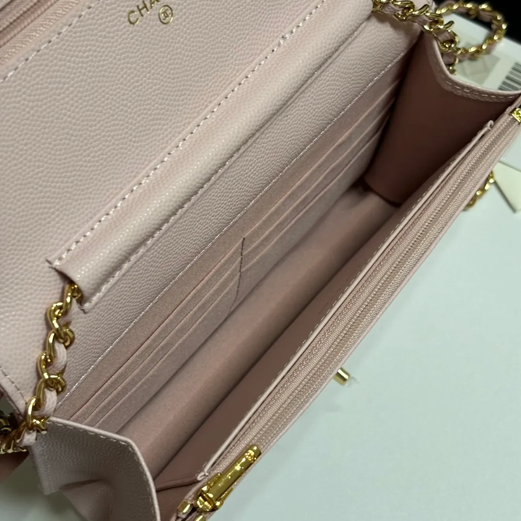 💰700 New product WOC🍃🍃Double C button style, 4241 new design is more solid. You no longer have to worry about things opening with too many buttons, and it still maintains the classic look. AP8482 size: 12×19.5×3.5cm