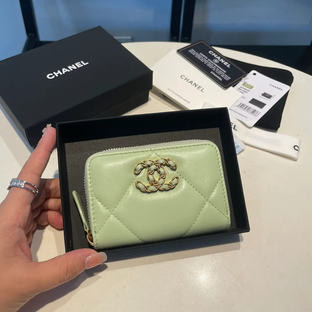 💰300😊 Upgraded version💋🆕 Ohanel new color🆕The latest zipper card holder, the texture of goatskin is invincible 😼The 19 series mainly promoted this season is the big rhombus, with a strong retro style👝Is there anyone who wants to buy each color🧸 The logo is eye-catching and unique, the goatskin has a light luster, and the temperament instantly ups and downs❣The fashionable style and style are also jointly created by Karl and Viard. The first series launched by the new artistic director will be a key recommendation of the brand from this year to next year, conveying the essence of the brand, with a full set of packaging 0945🍃size: 11.5*8cm