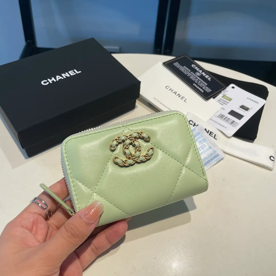 💰300😊 Upgraded version💋🆕 Ohanel new color🆕The latest zipper card holder, the texture of goatskin is invincible 😼The 19 series mainly promoted this season is the big rhombus, with a strong retro style👝Is there anyone who wants to buy each color🧸 The logo is eye-catching and unique, the goatskin has a light luster, and the temperament instantly ups and downs❣The fashionable style and style are also jointly created by Karl and Viard. The first series launched by the new artistic director will be a key recommendation of the brand from this year to next year, conveying the essence of the brand, with a full set of packaging 0945🍃size: 11.5*8cm