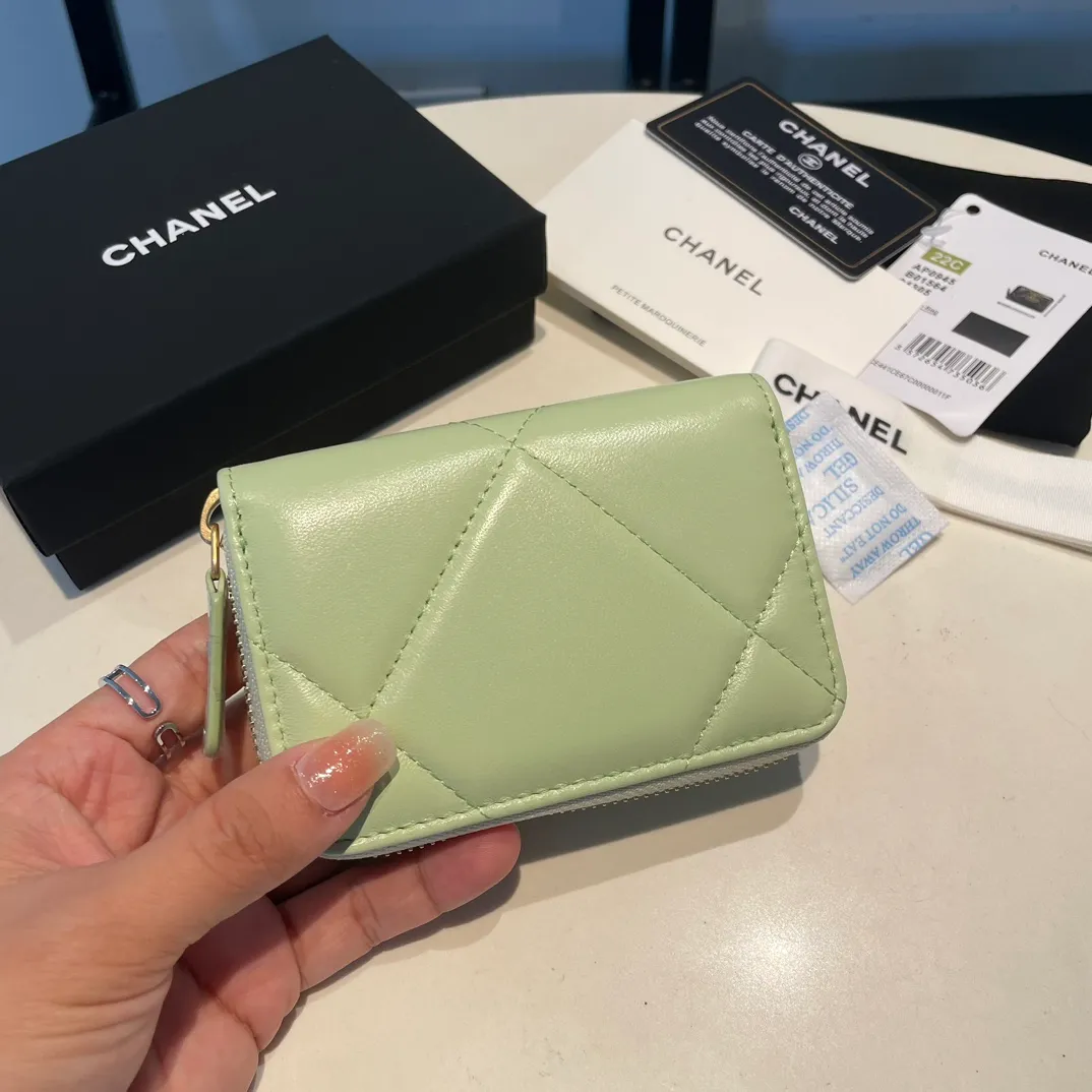 💰300😊 Upgraded version💋🆕 Ohanel new color🆕The latest zipper card holder, the texture of goatskin is invincible 😼The 19 series mainly promoted this season is the big rhombus, with a strong retro style👝Is there anyone who wants to buy each color🧸 The logo is eye-catching and unique, the goatskin has a light luster, and the temperament instantly ups and downs❣The fashionable style and style are also jointly created by Karl and Viard. The first series launched by the new artistic director will be a key recommendation of the brand from this year to next year, conveying the essence of the brand, with a full set of packaging 0945🍃size: 11.5*8cm