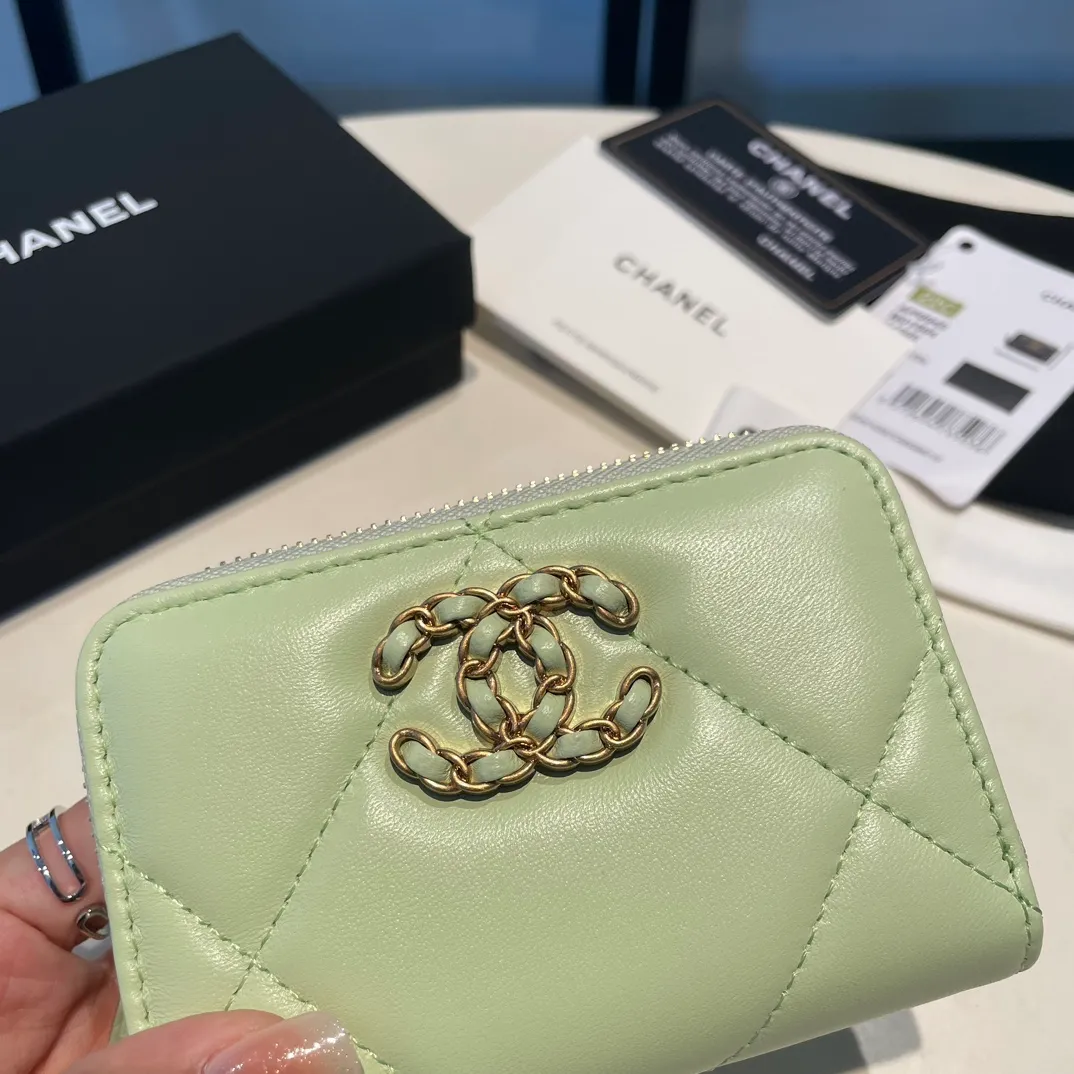 💰300😊 Upgraded version💋🆕 Ohanel new color🆕The latest zipper card holder, the texture of goatskin is invincible 😼The 19 series mainly promoted this season is the big rhombus, with a strong retro style👝Is there anyone who wants to buy each color🧸 The logo is eye-catching and unique, the goatskin has a light luster, and the temperament instantly ups and downs❣The fashionable style and style are also jointly created by Karl and Viard. The first series launched by the new artistic director will be a key recommendation of the brand from this year to next year, conveying the essence of the brand, with a full set of packaging 0945🍃size: 11.5*8cm