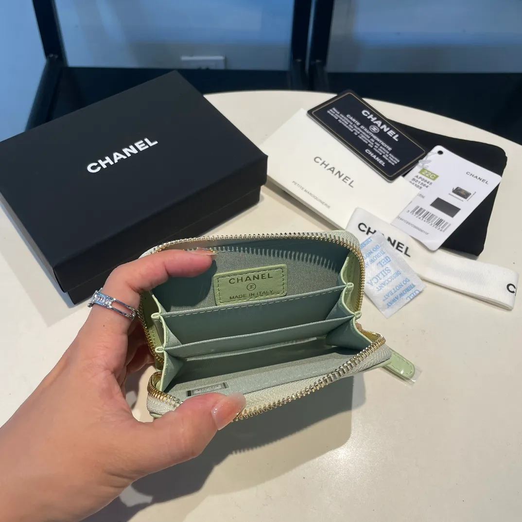 💰300😊 Upgraded version💋🆕 Ohanel new color🆕The latest zipper card holder, the texture of goatskin is invincible 😼The 19 series mainly promoted this season is the big rhombus, with a strong retro style👝Is there anyone who wants to buy each color🧸 The logo is eye-catching and unique, the goatskin has a light luster, and the temperament instantly ups and downs❣The fashionable style and style are also jointly created by Karl and Viard. The first series launched by the new artistic director will be a key recommendation of the brand from this year to next year, conveying the essence of the brand, with a full set of packaging 0945🍃size: 11.5*8cm