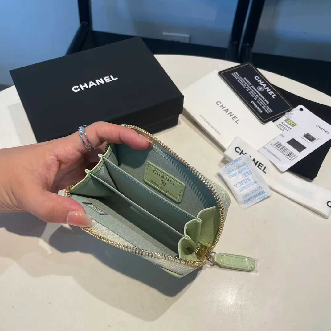 💰300😊 Upgraded version💋🆕 Ohanel new color🆕The latest zipper card holder, the texture of goatskin is invincible 😼The 19 series mainly promoted this season is the big rhombus, with a strong retro style👝Is there anyone who wants to buy each color🧸 The logo is eye-catching and unique, the goatskin has a light luster, and the temperament instantly ups and downs❣The fashionable style and style are also jointly created by Karl and Viard. The first series launched by the new artistic director will be a key recommendation of the brand from this year to next year, conveying the essence of the brand, with a full set of packaging 0945🍃size: 11.5*8cm