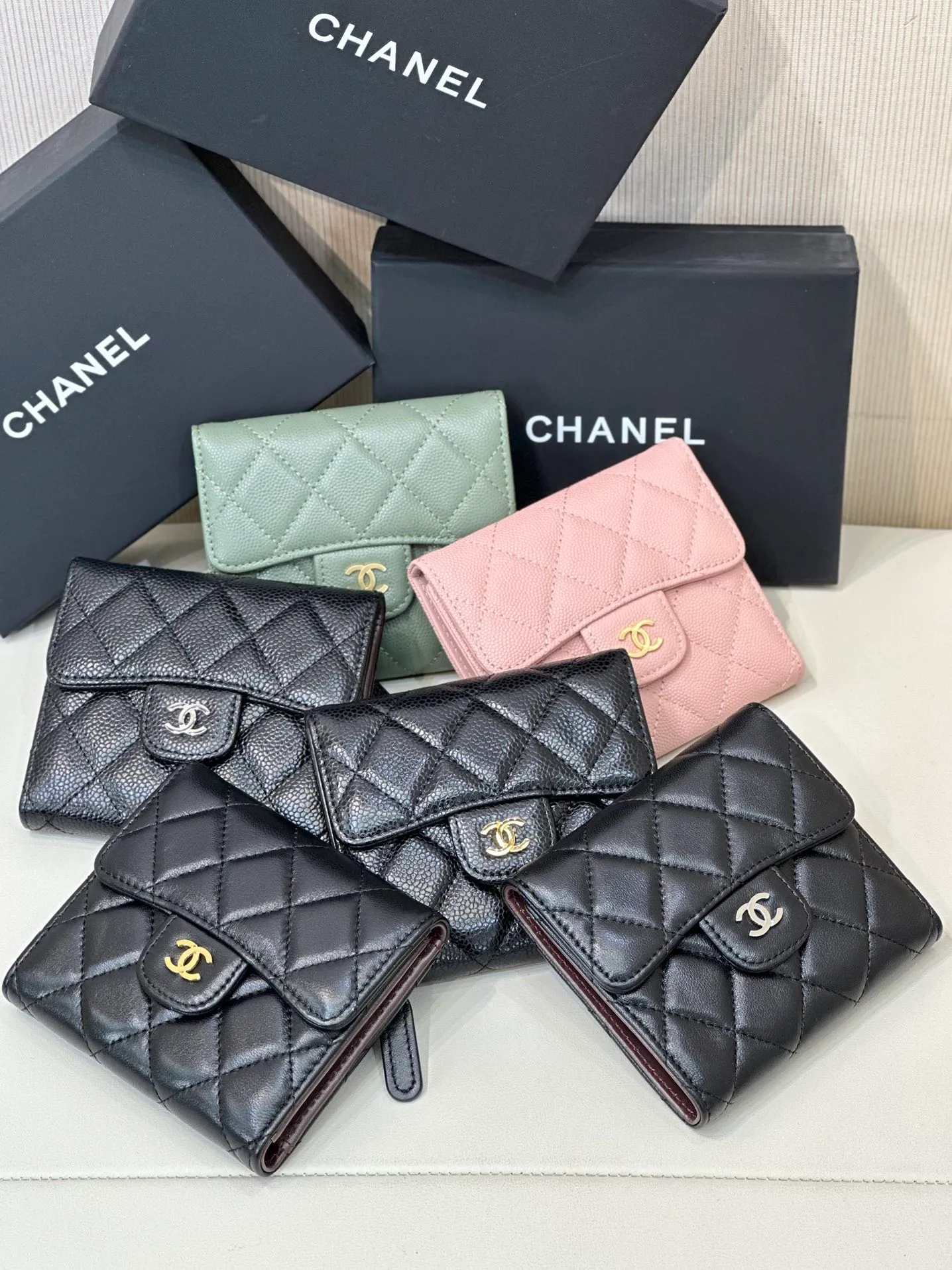 82288 Much anticipated! Xiaoxiangjia’s classic tri-fold wallet is here! Timeless style! Many customers have asked me for CF series coin purses before; I have also screened many of them, and we will not touch anything that is not good! Leather is so important, it’s not the kind that’s available in large quantities on the market! It’s not something that can be easily obtained through ordinary relationship channels! The whole bag is very delicate and compact, it is small and does not take up much space in the bag! I have always needed a coin card holder, and I can really keep this one for myself; the leather texture is incredible! There are two models in total, both sheepskin and caviar cowhide! Size: 11.5×7.5×2cm