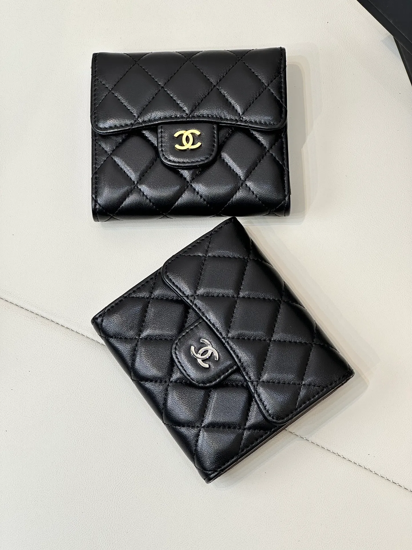 82288 Much anticipated! Xiaoxiangjia’s classic tri-fold wallet is here! Timeless style! Many customers have asked me for CF series coin purses before; I have also screened many of them, and we will not touch anything that is not good! Leather is so important, it’s not the kind that’s available in large quantities on the market! It’s not something that can be easily obtained through ordinary relationship channels! The whole bag is very delicate and compact, it is small and does not take up much space in the bag! I have always needed a coin card holder, and I can really keep this one for myself; the leather texture is incredible! There are two models in total, both sheepskin and caviar cowhide! Size: 11.5×7.5×2cm