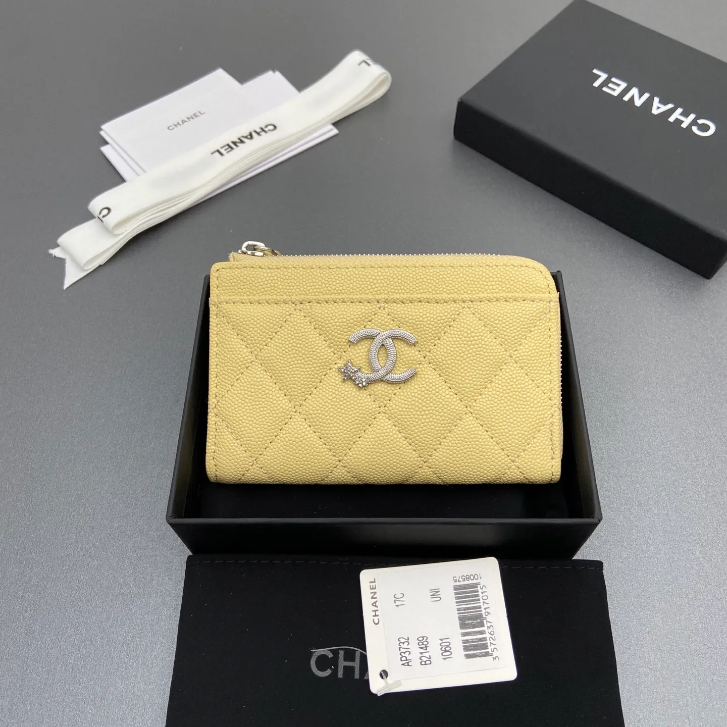 25b new series caviar cowhide with stars ⭐logo shiny blingblibg~zipper bag card holder series 6 card slots, 1 zipper bag Item number: A 3732 Price: 360 Size: w13×h8.5×d2cm Color: apricot fine ball pattern silver star hardware