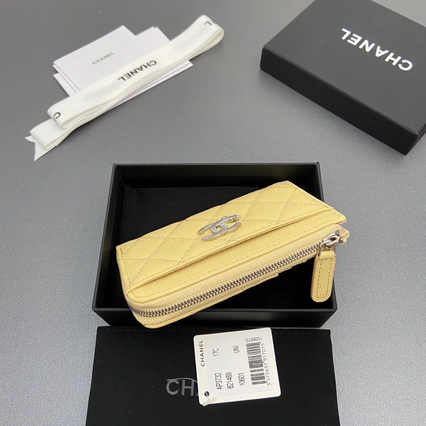 25b new series caviar cowhide with stars ⭐logo shiny blingblibg~zipper bag card holder series 6 card slots, 1 zipper bag Item number: A 3732 Price: 360 Size: w13×h8.5×d2cm Color: apricot fine ball pattern silver star hardware