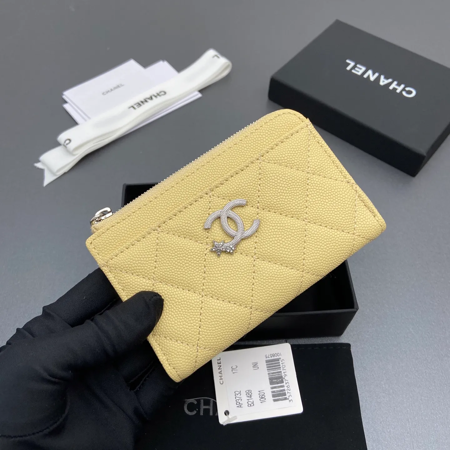 25b new series caviar cowhide with stars ⭐logo shiny blingblibg~zipper bag card holder series 6 card slots, 1 zipper bag Item number: A 3732 Price: 360 Size: w13×h8.5×d2cm Color: apricot fine ball pattern silver star hardware