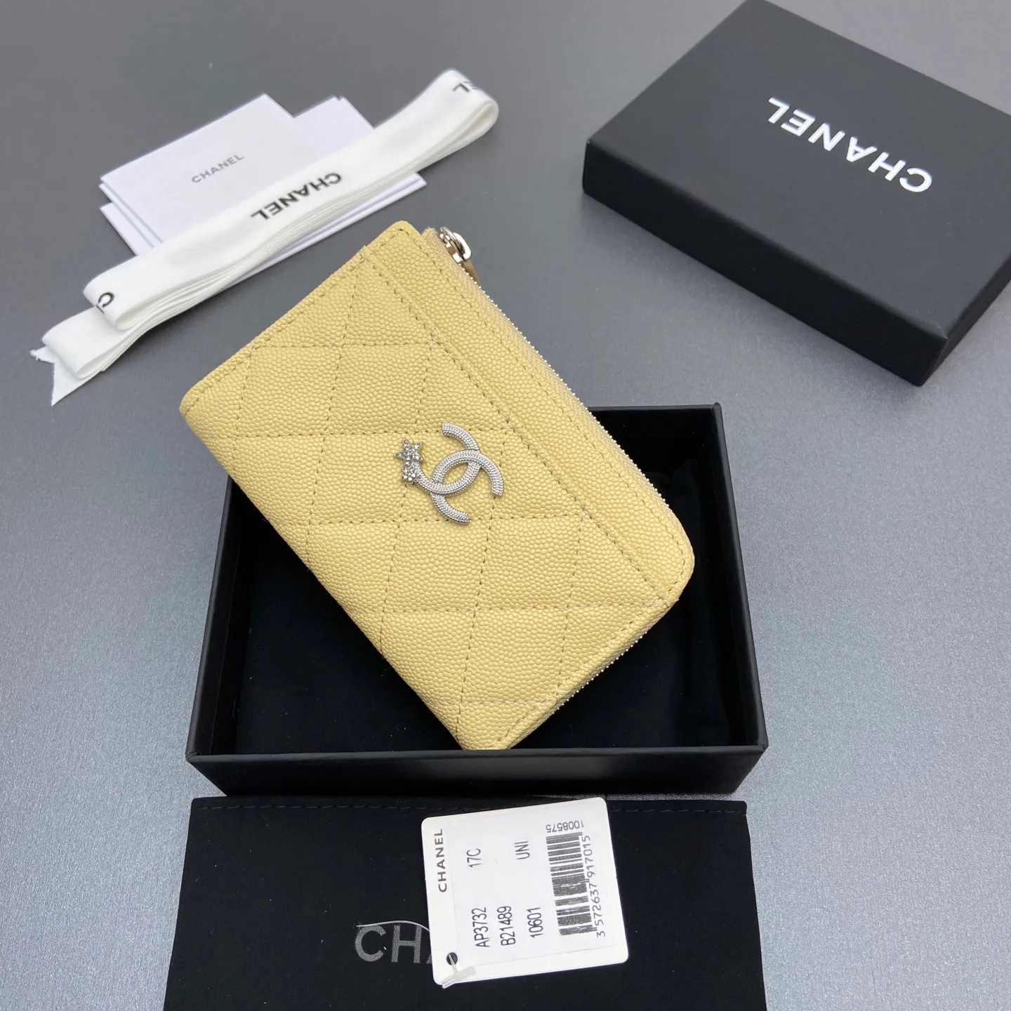 25b new series caviar cowhide with stars ⭐logo shiny blingblibg~zipper bag card holder series 6 card slots, 1 zipper bag Item number: A 3732 Price: 360 Size: w13×h8.5×d2cm Color: apricot fine ball pattern silver star hardware