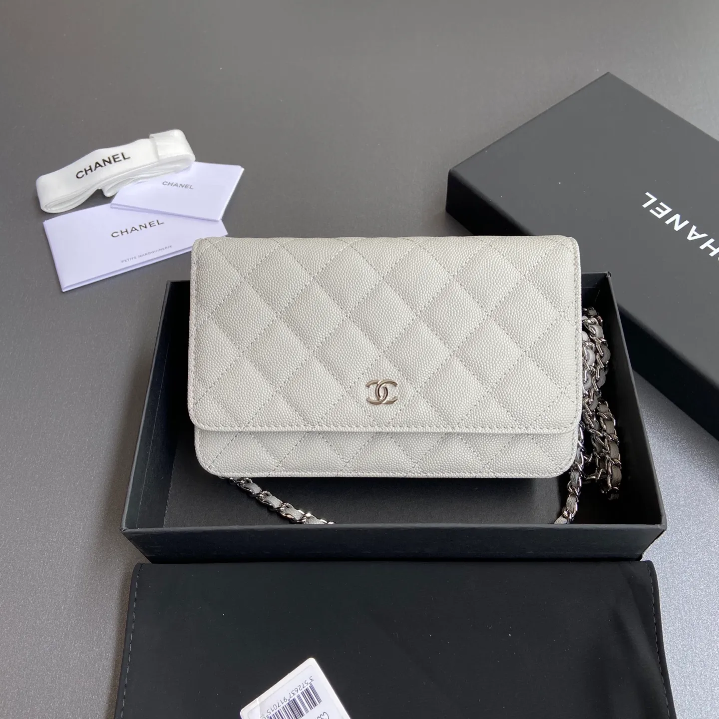 Xiaoxiang imported Italian grained calfskin Item No.: A0250 Price: 640 Size: w20×h13×d3.5cm Color: Light gray fine ball pattern silver steel mark
