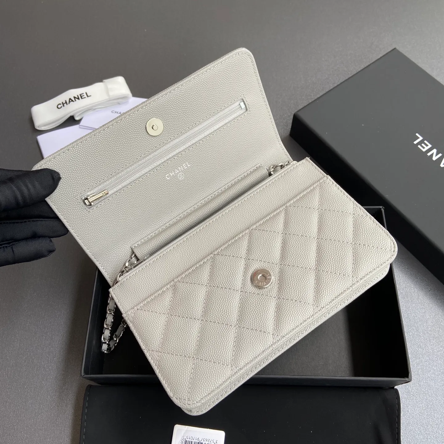 Xiaoxiang imported Italian grained calfskin Item No.: A0250 Price: 640 Size: w20×h13×d3.5cm Color: Light gray fine ball pattern silver steel mark
