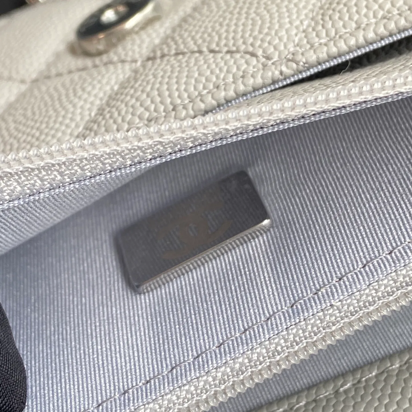 Xiaoxiang imported Italian grained calfskin Item No.: A0250 Price: 640 Size: w20×h13×d3.5cm Color: Light gray fine ball pattern silver steel mark