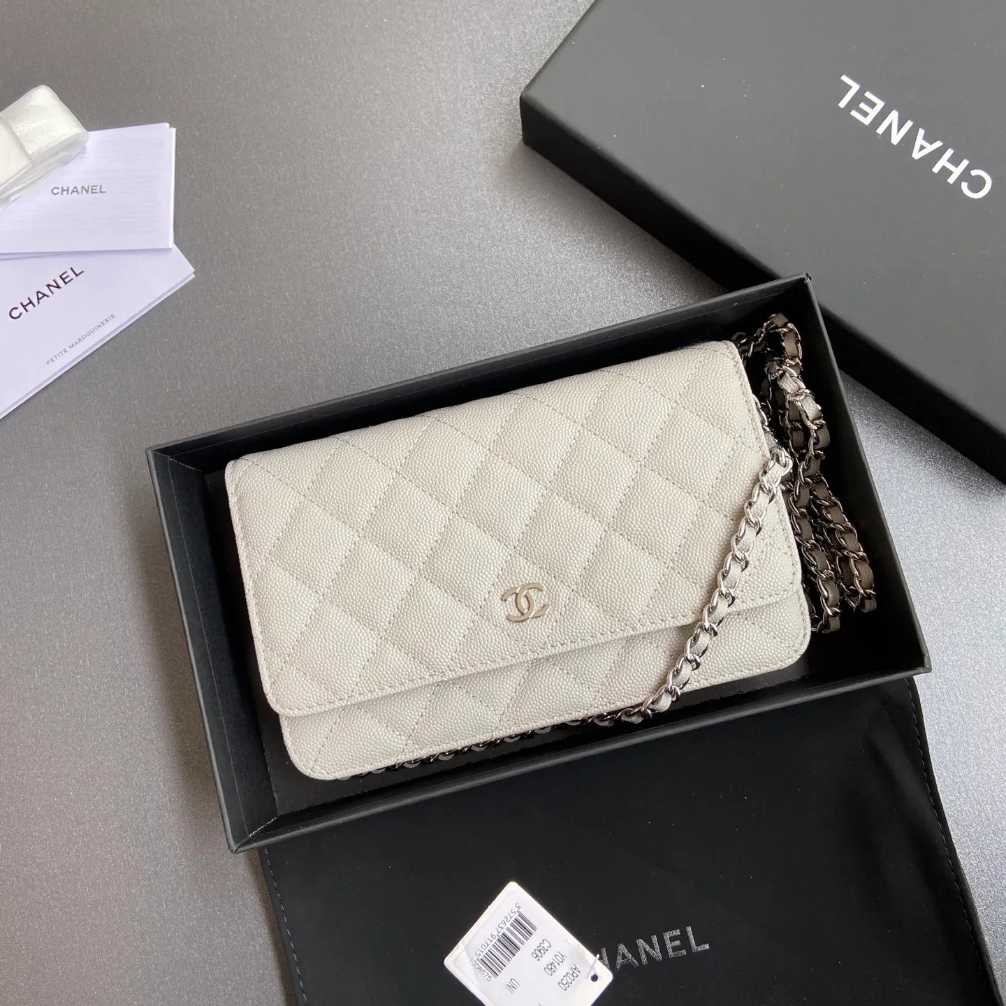 Xiaoxiang imported Italian grained calfskin Item No.: A0250 Price: 640 Size: w20×h13×d3.5cm Color: Light gray fine ball pattern silver steel mark