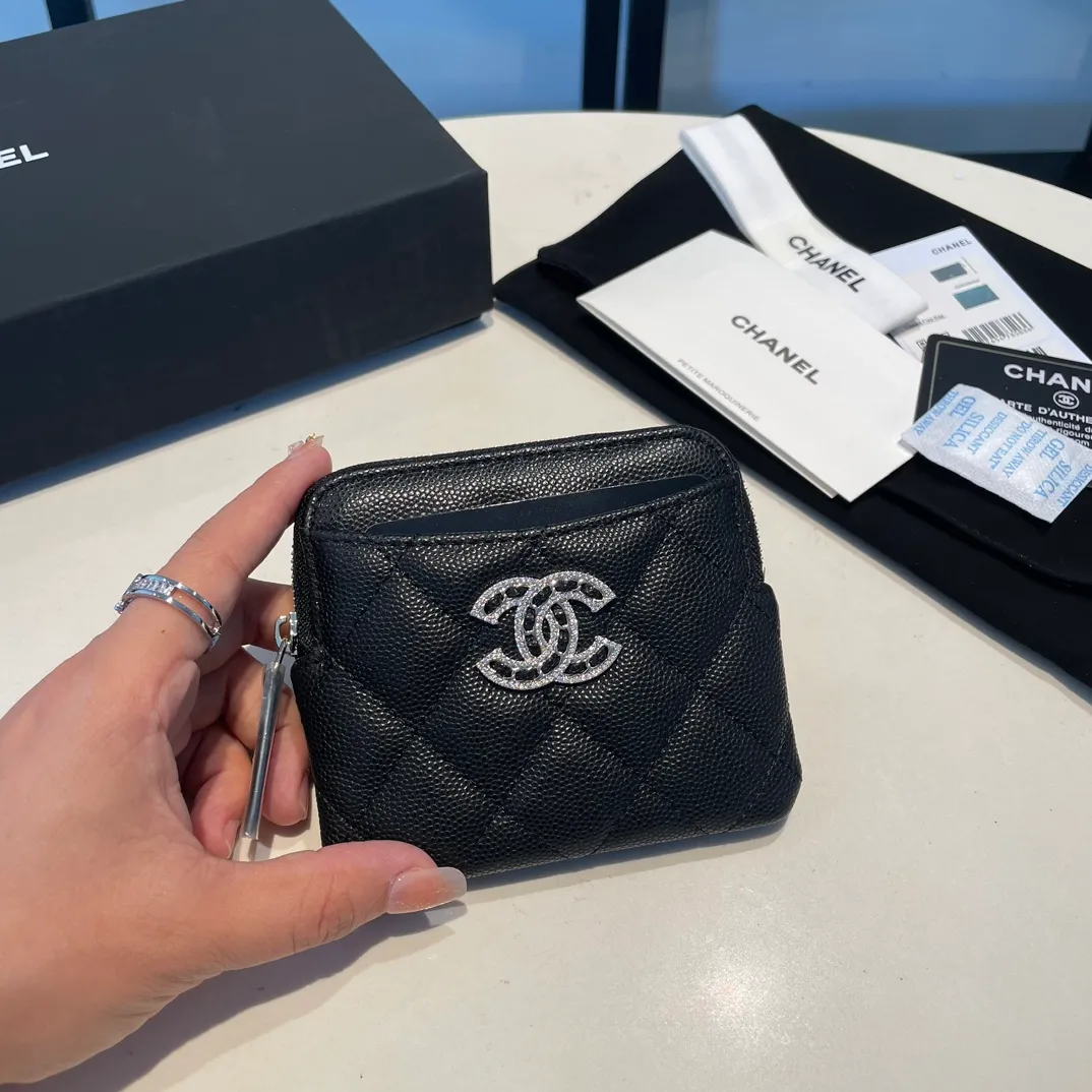 💰480😊 Upgraded version💋🆕In stock In stock Ohanel 22 spring and summer series rhinestone buckle fine ball grain cowhide zipper card holder I cried so beautifully 😭New art double c diamond buckle through leather The rhinestone buckle attracted me, anyway, the diamonds are really good-looking, so I bought it! Comes with complete packaging 2707🍃size: 12*9.5