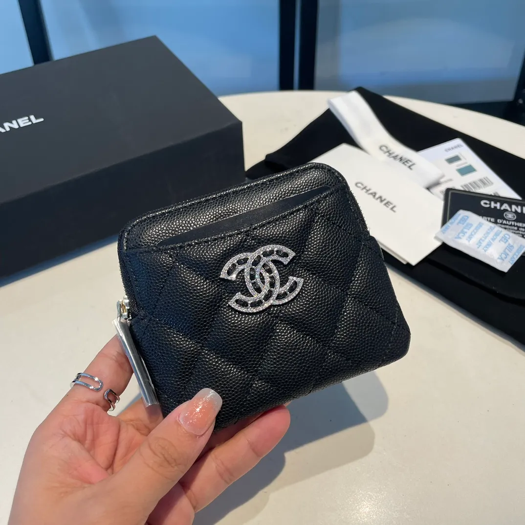 💰480😊 Upgraded version💋🆕In stock In stock Ohanel 22 spring and summer series rhinestone buckle fine ball grain cowhide zipper card holder I cried so beautifully 😭New art double c diamond buckle through leather The rhinestone buckle attracted me, anyway, the diamonds are really good-looking, so I bought it! Comes with complete packaging 2707🍃size: 12*9.5