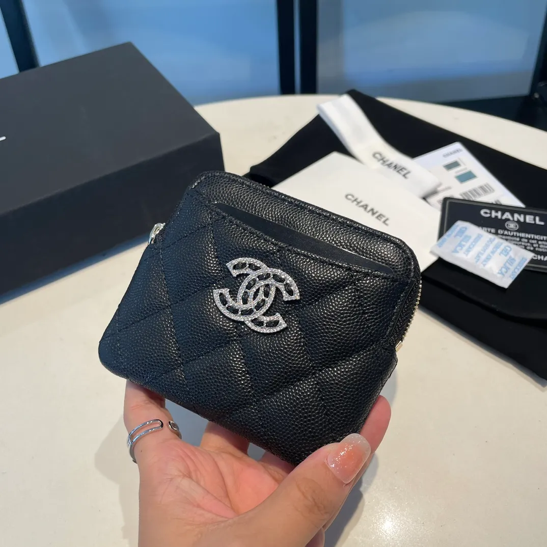 💰480😊 Upgraded version💋🆕In stock In stock Ohanel 22 spring and summer series rhinestone buckle fine ball grain cowhide zipper card holder I cried so beautifully 😭New art double c diamond buckle through leather The rhinestone buckle attracted me, anyway, the diamonds are really good-looking, so I bought it! Comes with complete packaging 2707🍃size: 12*9.5