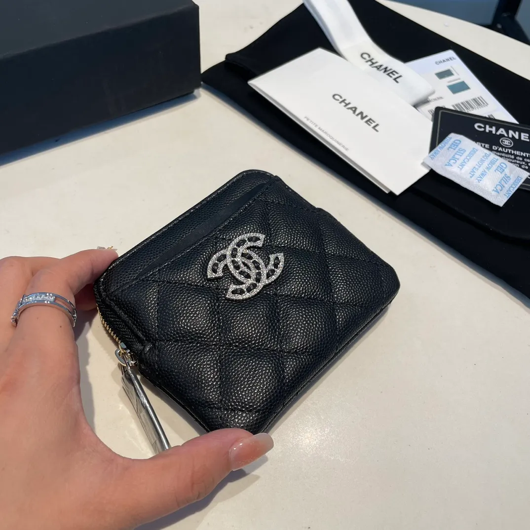 💰480😊 Upgraded version💋🆕In stock In stock Ohanel 22 spring and summer series rhinestone buckle fine ball grain cowhide zipper card holder I cried so beautifully 😭New art double c diamond buckle through leather The rhinestone buckle attracted me, anyway, the diamonds are really good-looking, so I bought it! Comes with complete packaging 2707🍃size: 12*9.5
