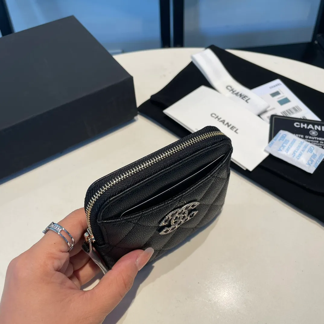 💰480😊 Upgraded version💋🆕In stock In stock Ohanel 22 spring and summer series rhinestone buckle fine ball grain cowhide zipper card holder I cried so beautifully 😭New art double c diamond buckle through leather The rhinestone buckle attracted me, anyway, the diamonds are really good-looking, so I bought it! Comes with complete packaging 2707🍃size: 12*9.5