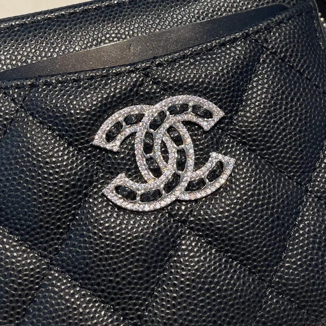 💰480😊 Upgraded version💋🆕In stock In stock Ohanel 22 spring and summer series rhinestone buckle fine ball grain cowhide zipper card holder I cried so beautifully 😭New art double c diamond buckle through leather The rhinestone buckle attracted me, anyway, the diamonds are really good-looking, so I bought it! Comes with complete packaging 2707🍃size: 12*9.5
