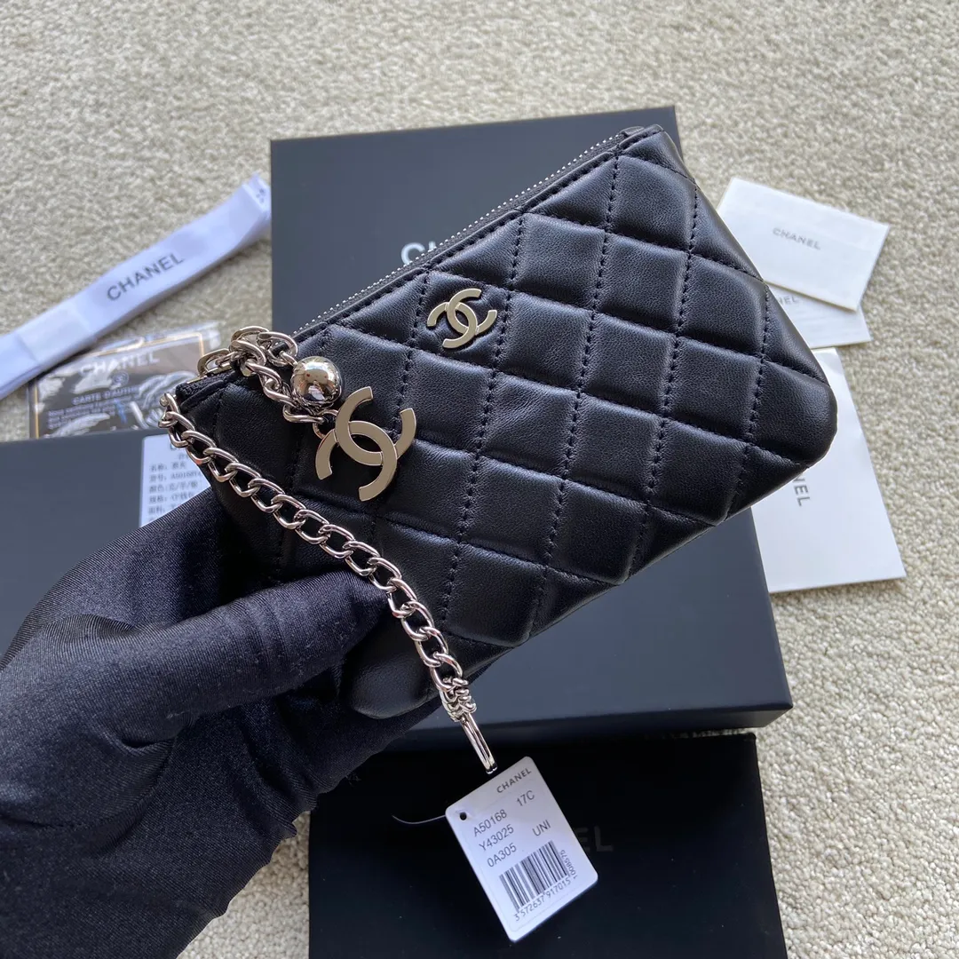 Xiaoxiang imported Italian lambskin Item number: A50168 Size: w14×h9.5cm Color: black sheepskin silver hardware p260