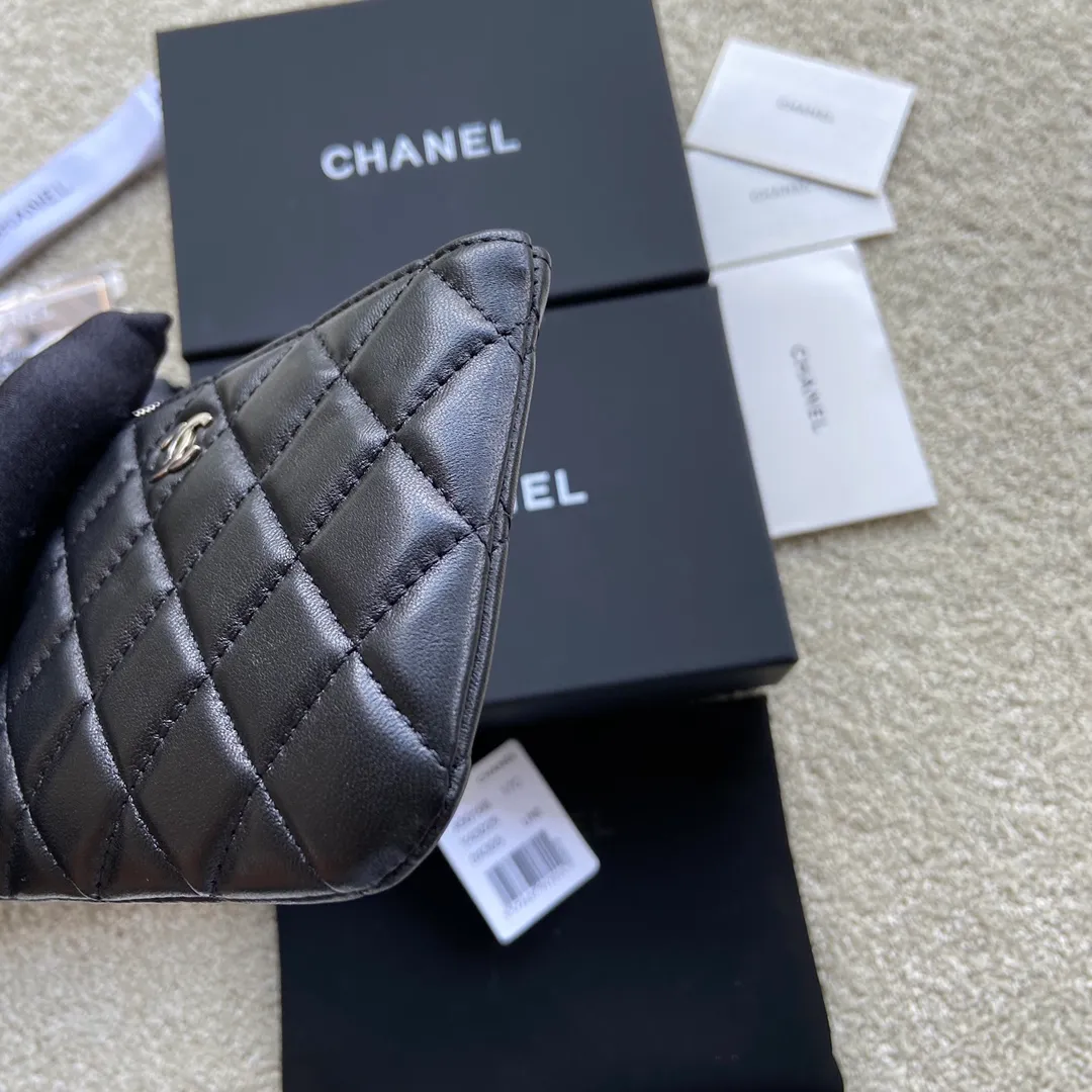 Xiaoxiang imported Italian lambskin Item number: A50168 Size: w14×h9.5cm Color: black sheepskin silver hardware p260
