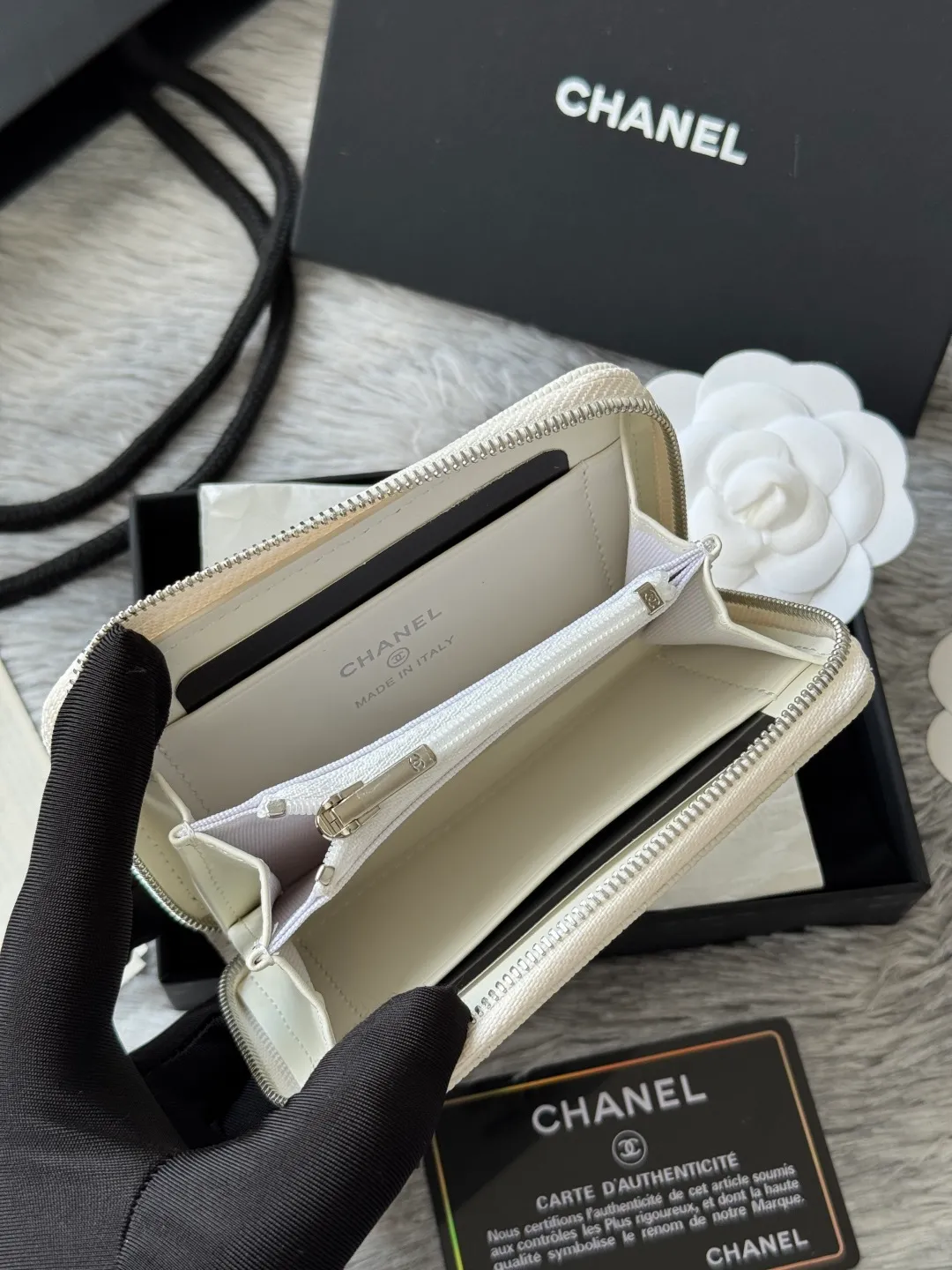 💰360💰 4050 autumn new product zipper small coin purse with zipper inside chanel small zipper card holder with new luogo zipper compartment inside made of caviar cowhide original quality credit card holder number: 4815 size: 11x7.5x2cm