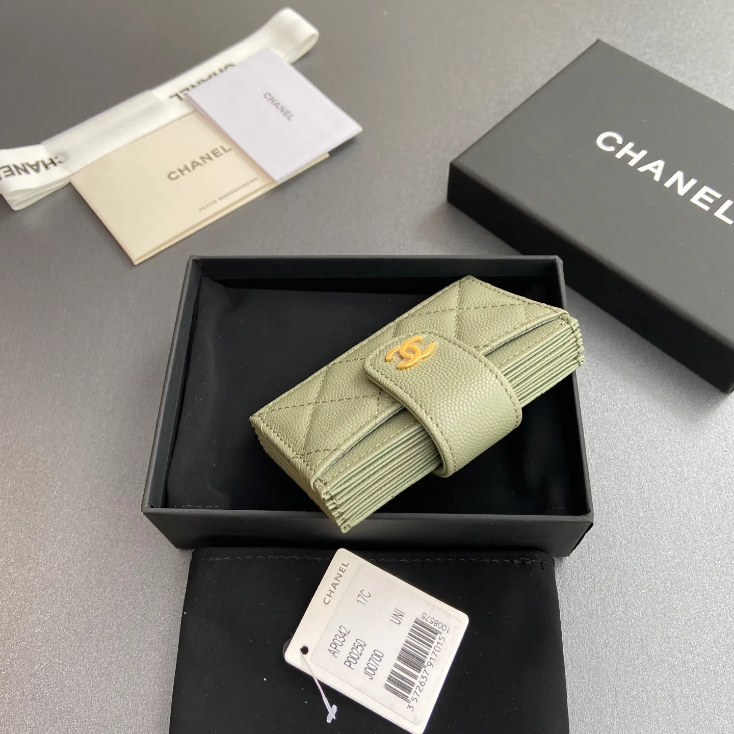 [Special grade hardware original leather] ¥400 Small fragrant organ multi-card slot card holder series with iconic metal logo Gold tone metal hardware, special Italian imported leather 6 card slots No.: 0342 Greek green fine ball pattern gold steel mark Size: w10×h6×2cm
