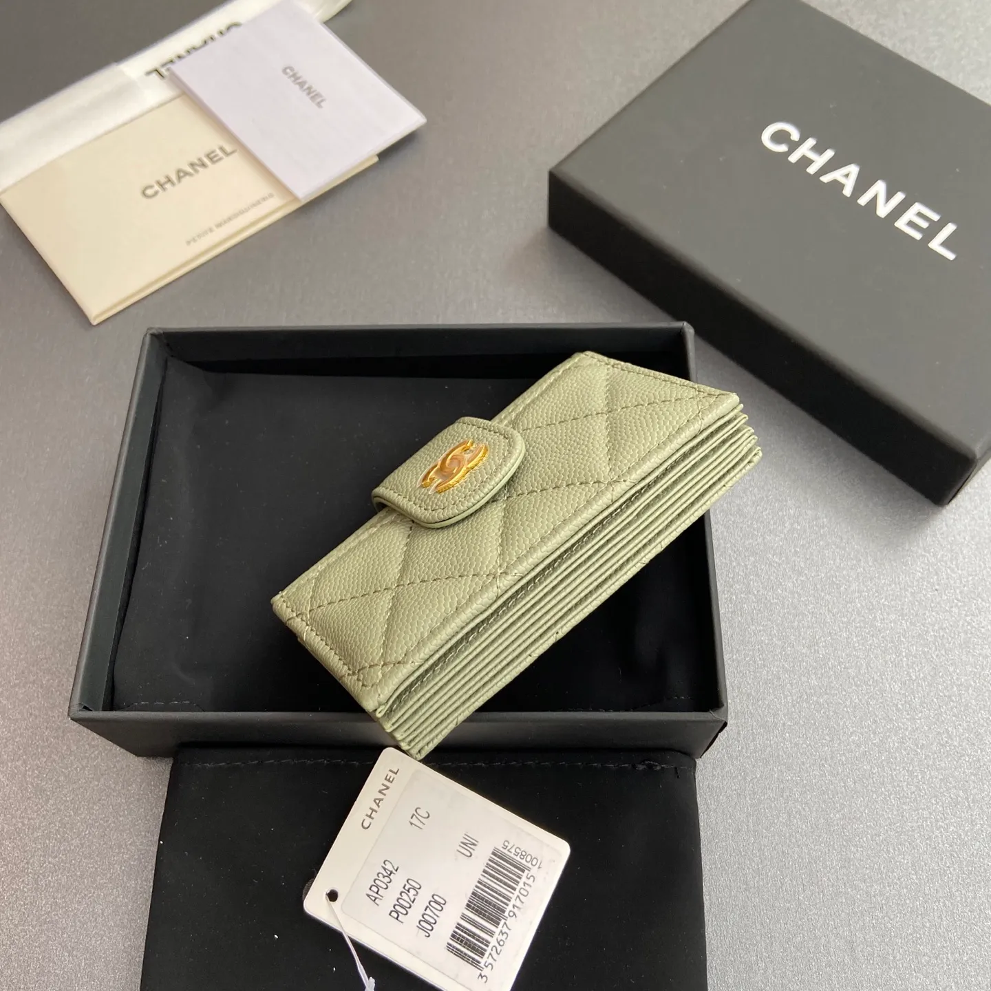 [Special grade hardware original leather] ¥400 Small fragrant organ multi-card slot card holder series with iconic metal logo Gold tone metal hardware, special Italian imported leather 6 card slots No.: 0342 Greek green fine ball pattern gold steel mark Size: w10×h6×2cm