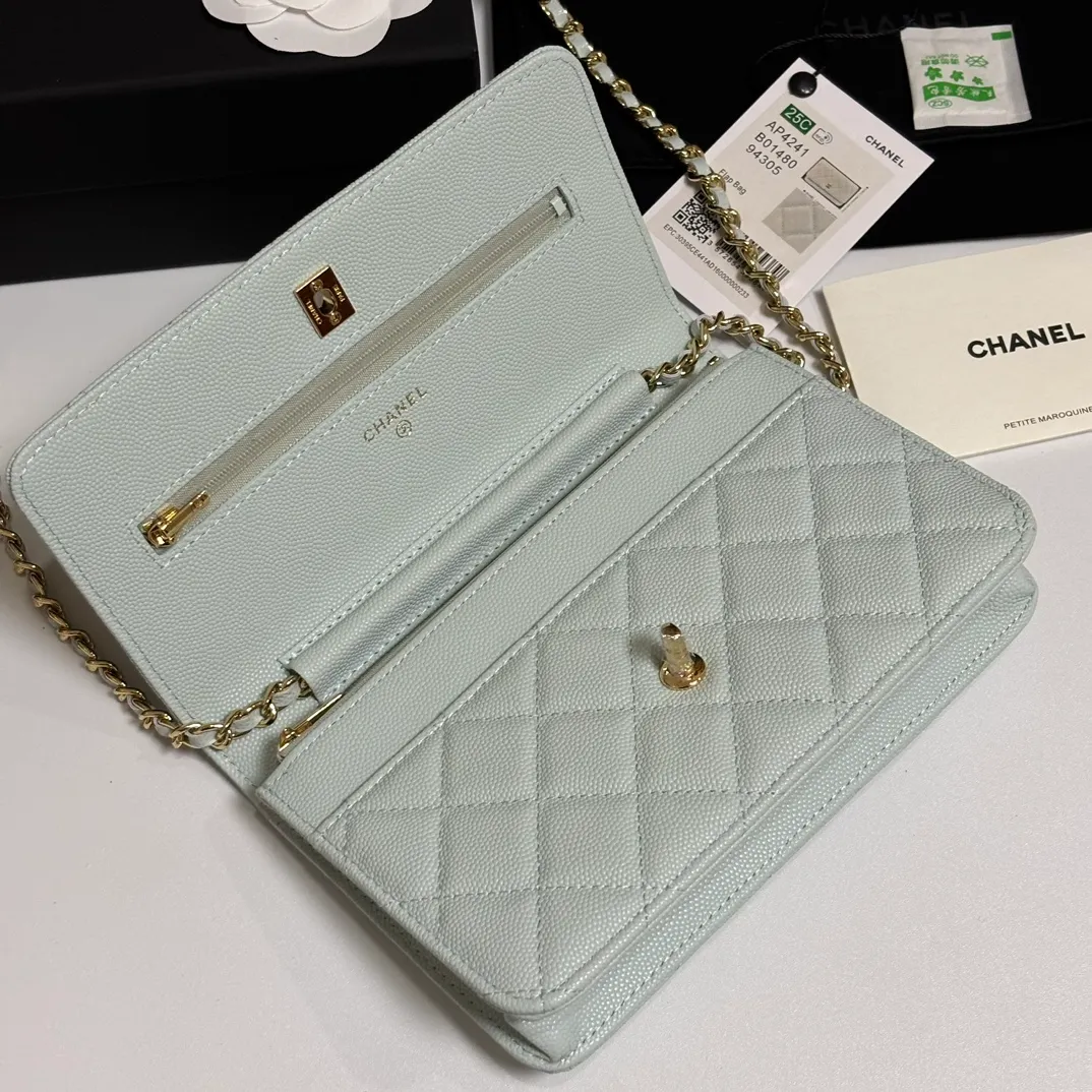 💰700 New product WOC🍃🍃Double C button style, 4241 new design is more solid. You no longer have to worry about things opening with too many buttons, and it still maintains the classic look. AP8482 size: 12×19.5×3.5cm